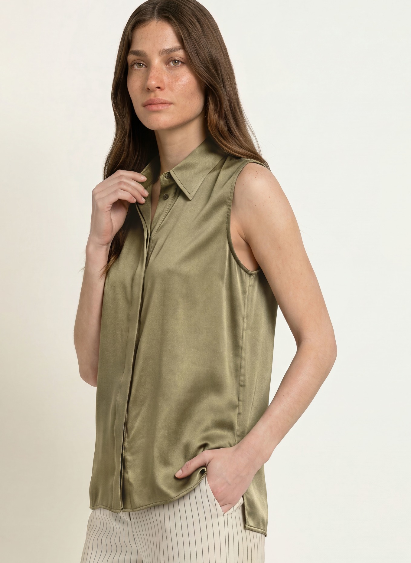 REISS Blouse sans manches AMELIA en soie: KAKI