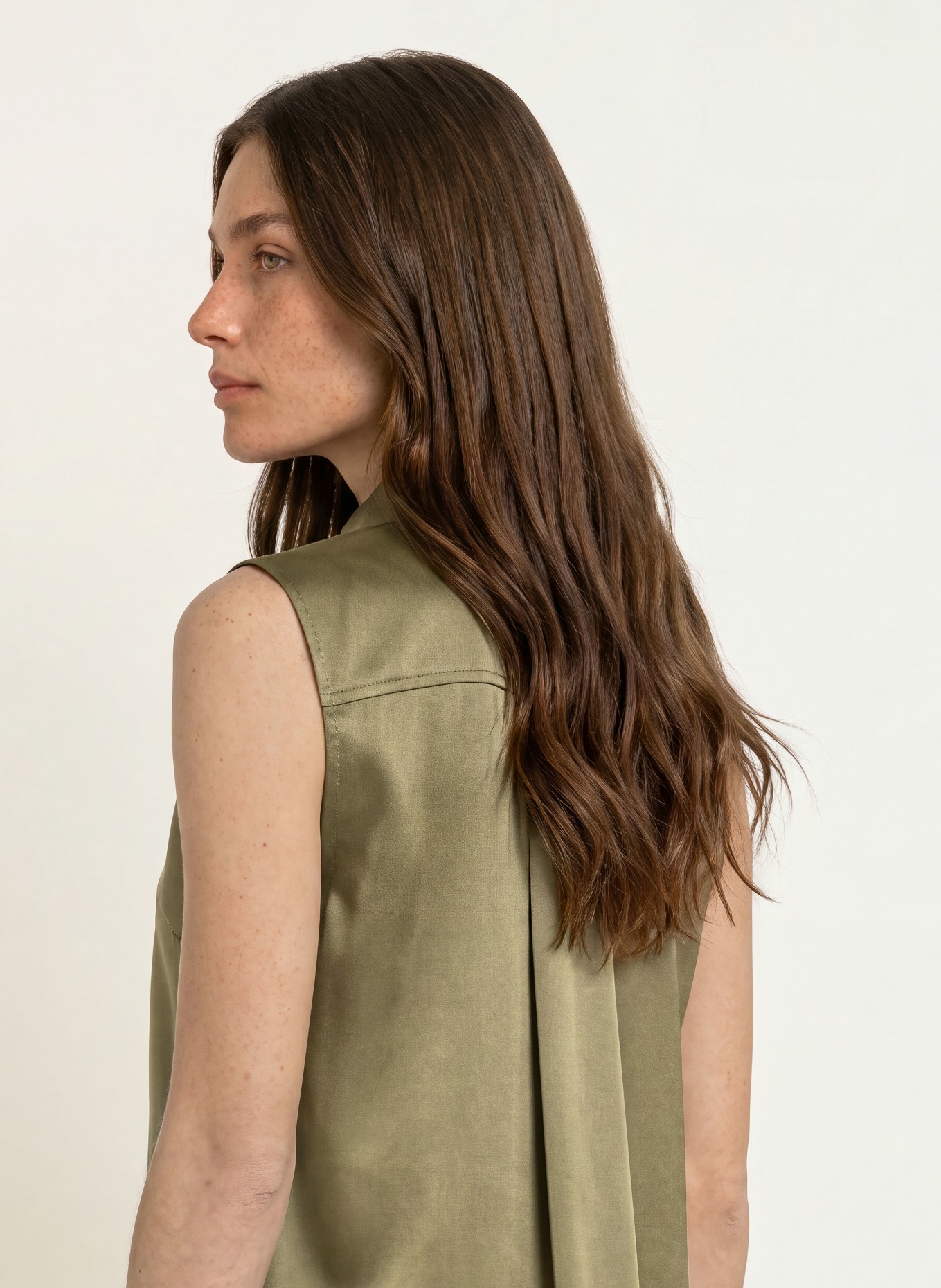 REISS Blouse sans manches AMELIA en soie: KAKI