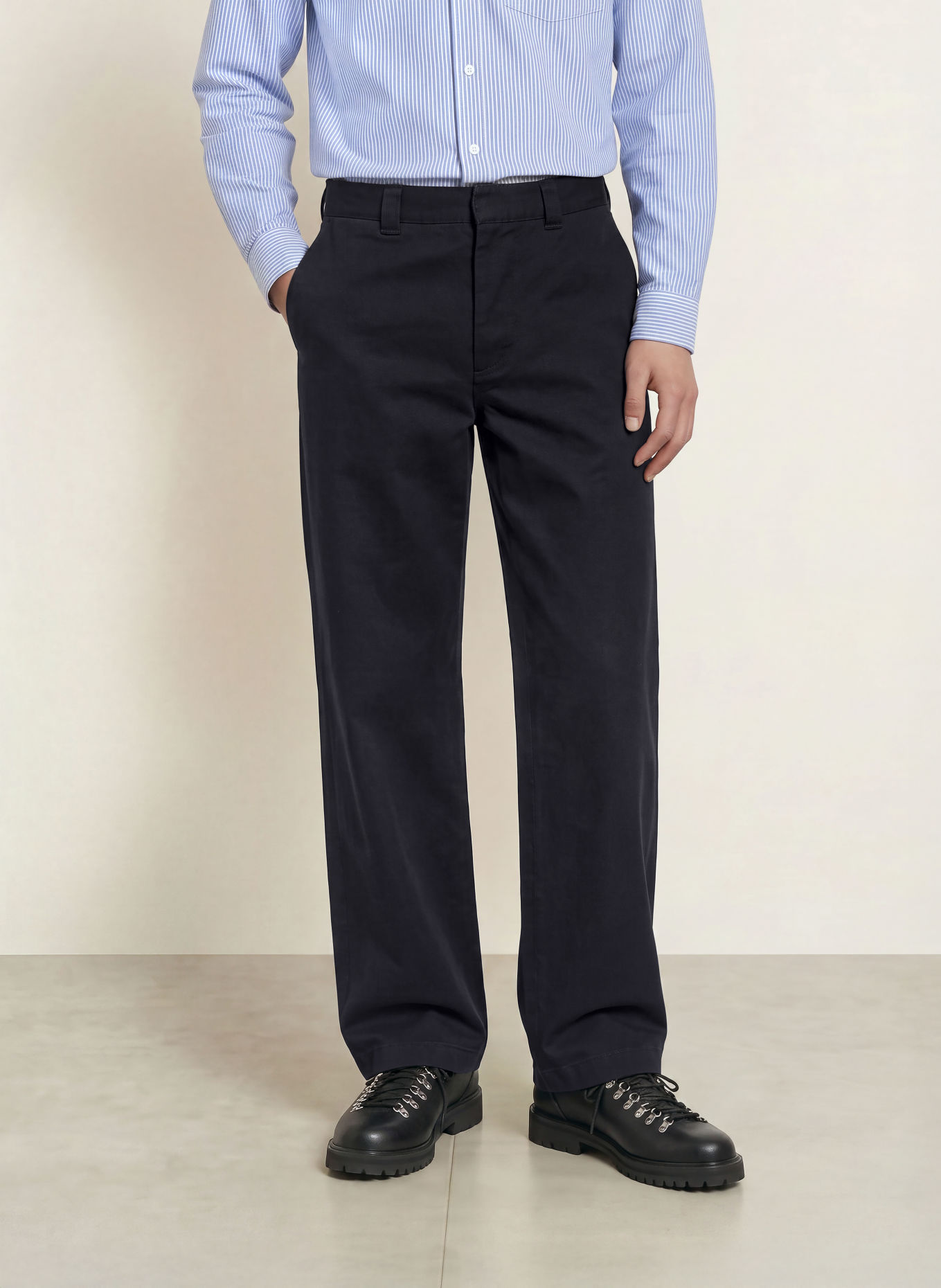 ARKET Chino coupe classique: BLEU FONCÉ