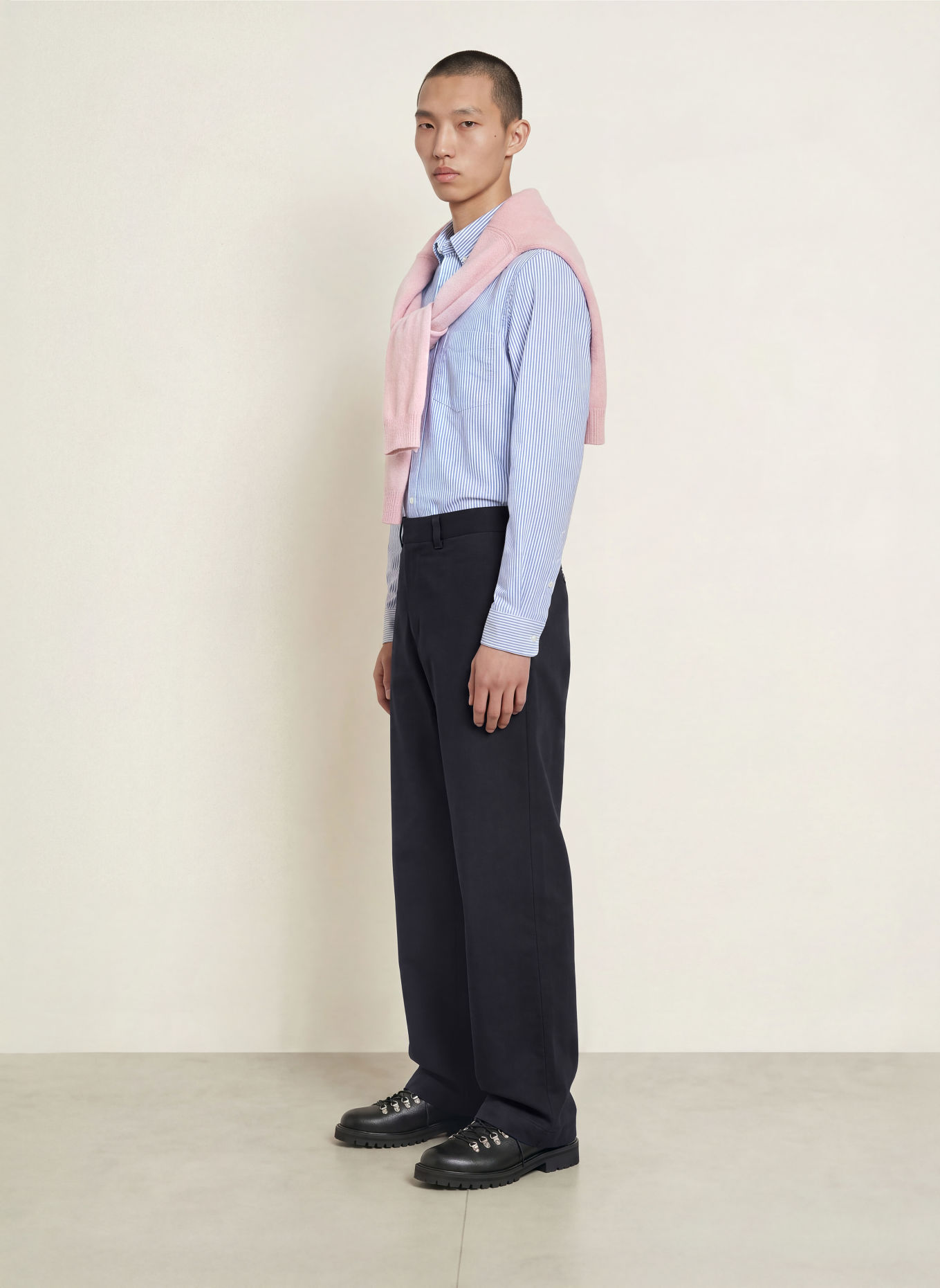 ARKET Chino coupe classique: BLEU FONCÉ