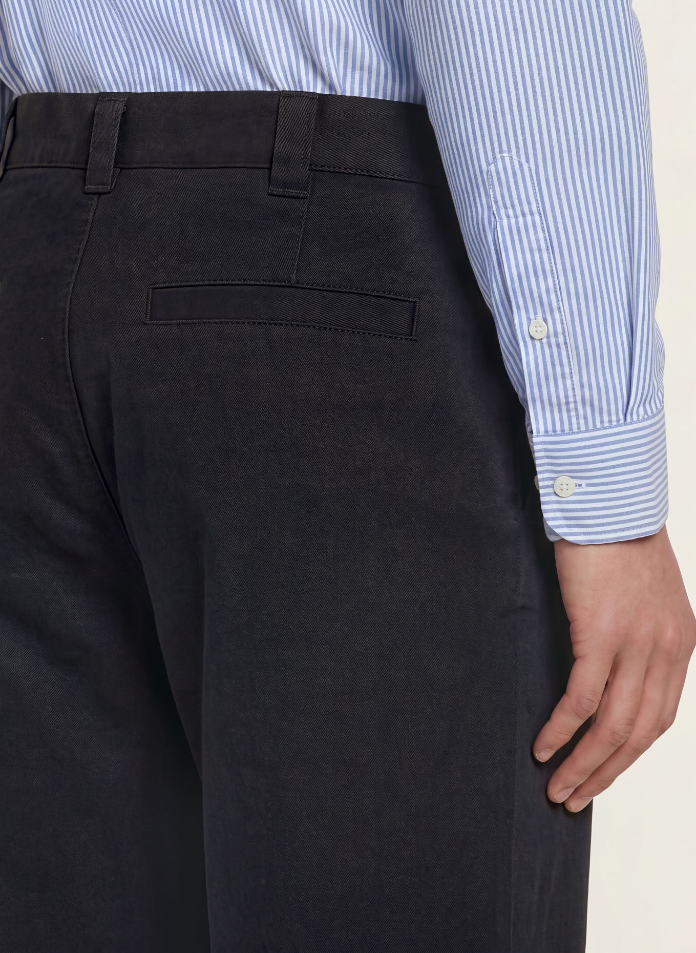 ARKET Chino coupe classique: BLEU FONCÉ