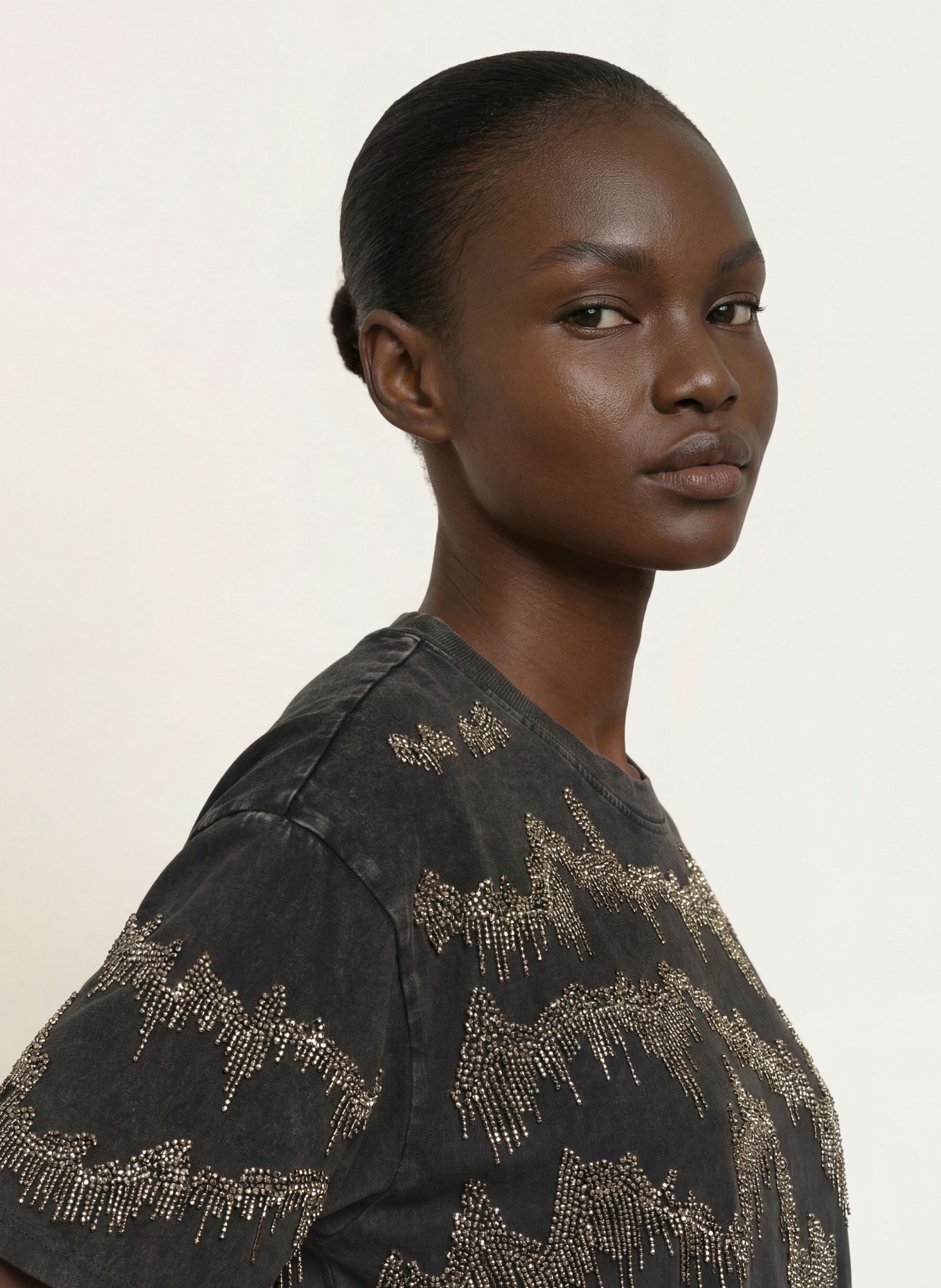 ALLSAINTS T-shirt MAIA ETTA met sierstenen: ZWART / ZILVER / PLATINA