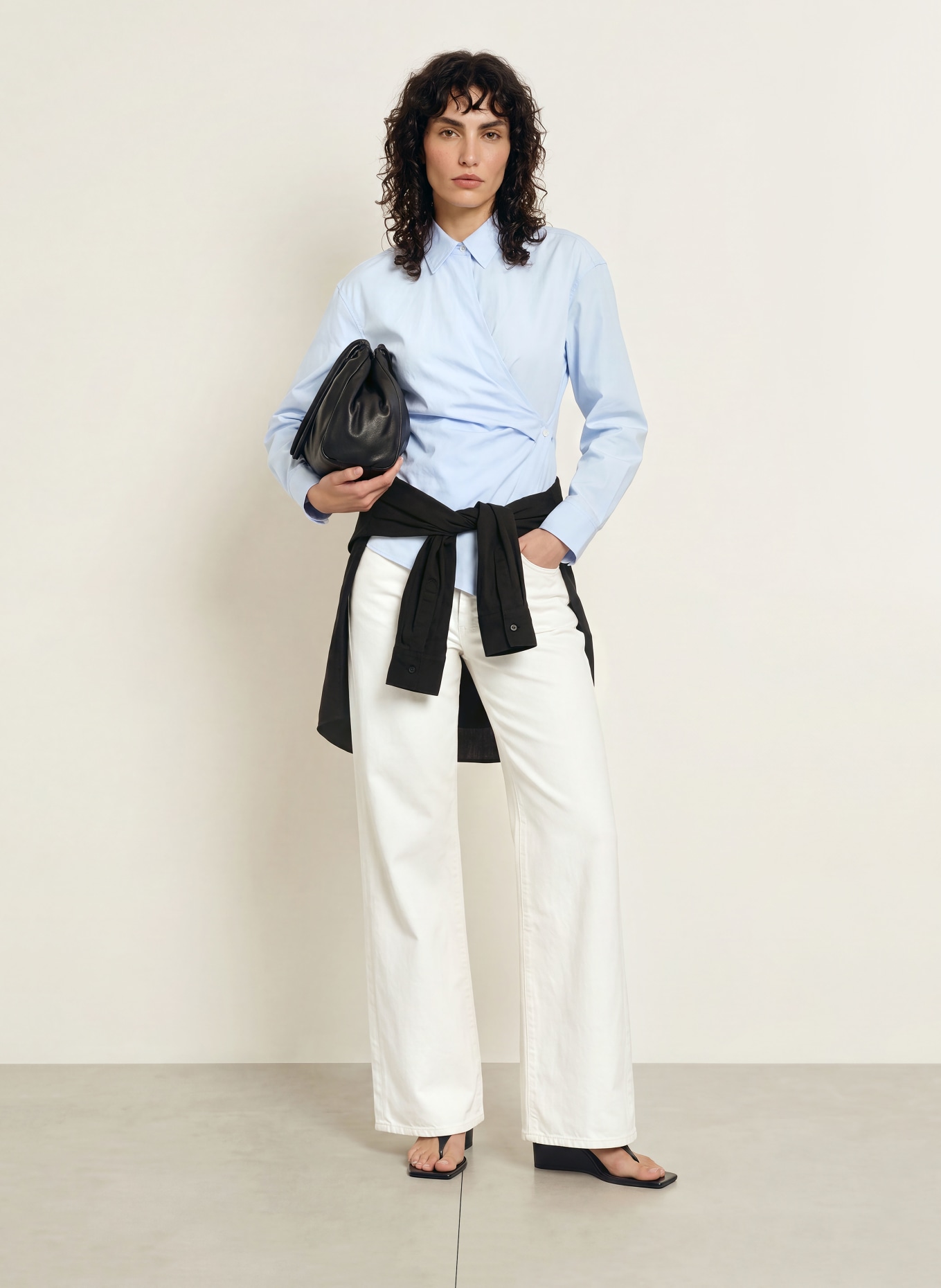 ARKET Hemdbluse in Wickeloptik: HELLBLAU