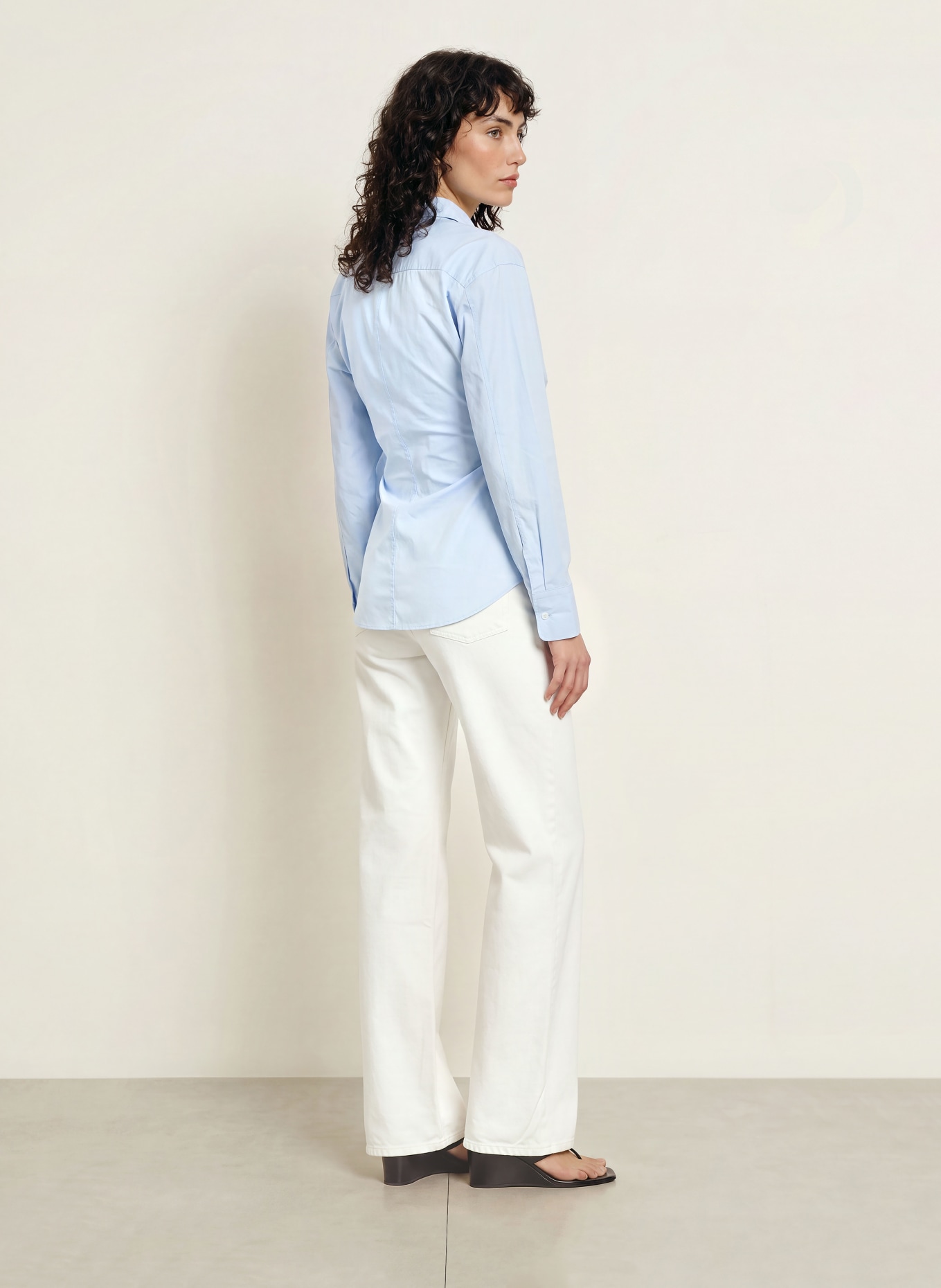 ARKET Hemdbluse in Wickeloptik: HELLBLAU