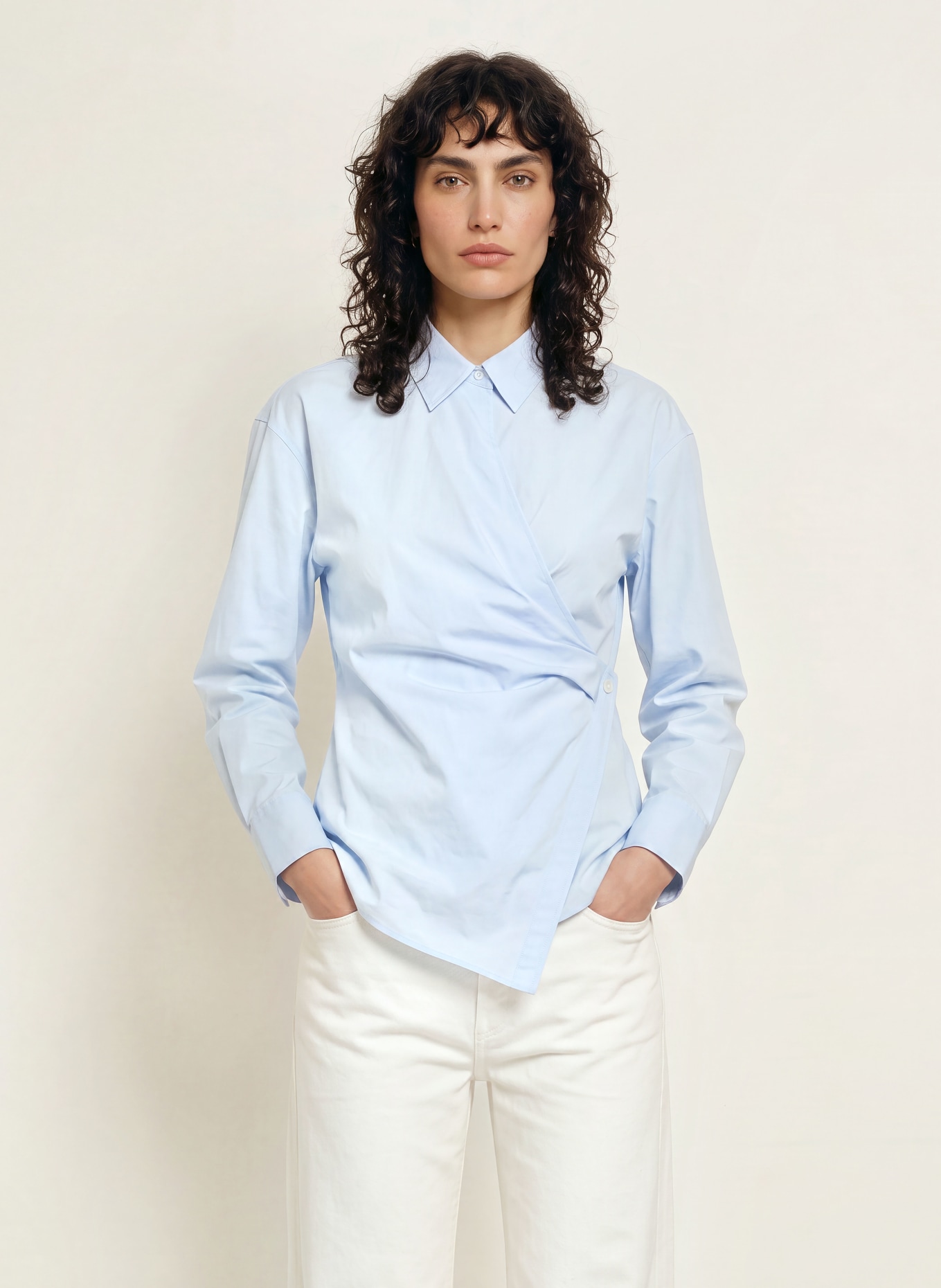 ARKET Hemdbluse in Wickeloptik: HELLBLAU