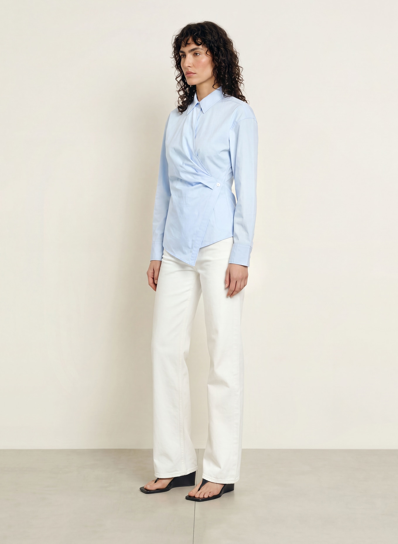 ARKET Hemdbluse in Wickeloptik: HELLBLAU