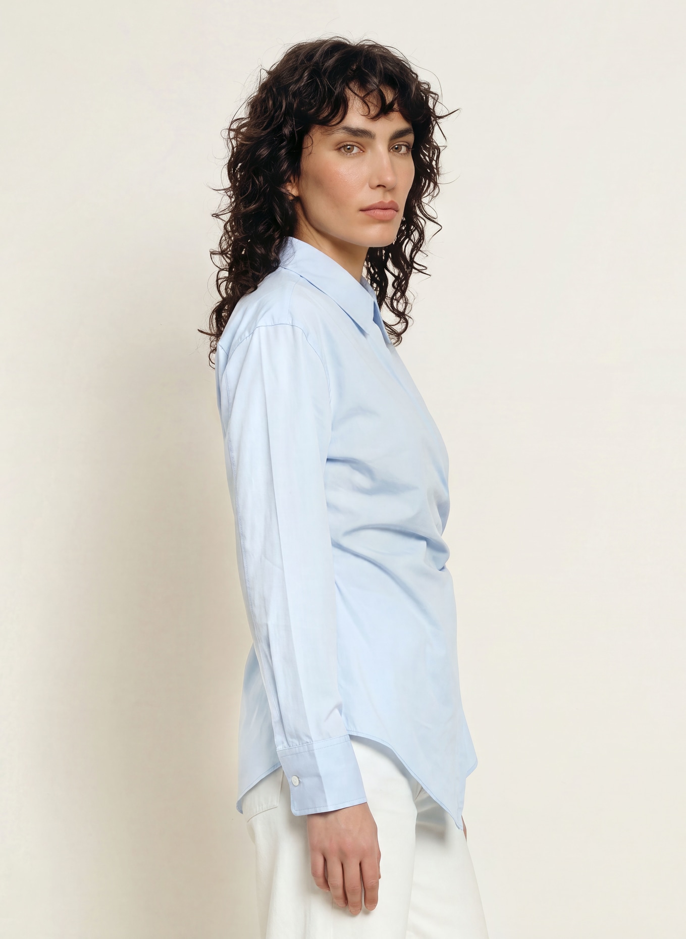 ARKET Hemdbluse in Wickeloptik: HELLBLAU