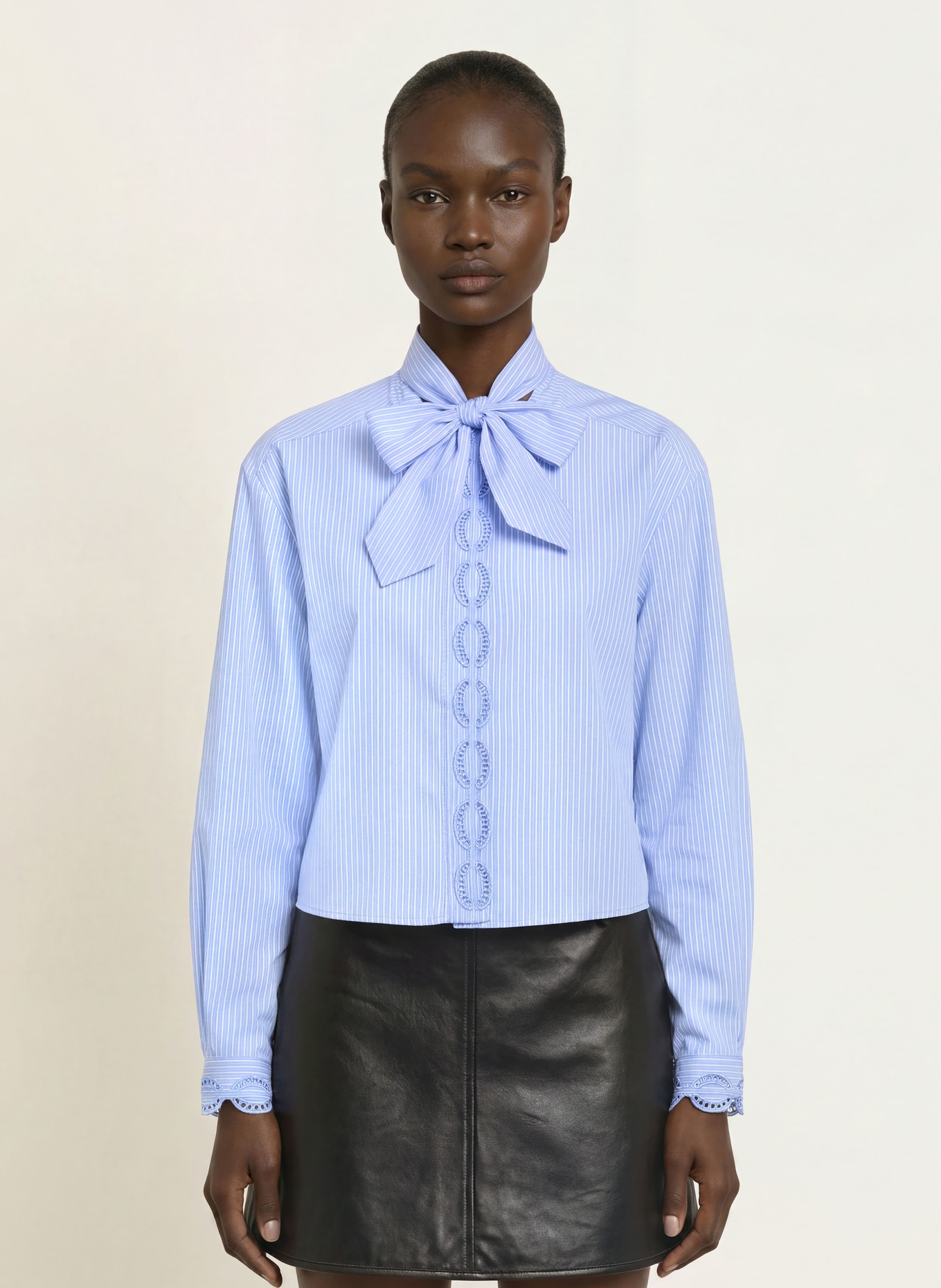 CLAUDIE PIERLOT Bluse mit abnehmbarer Schluppe und Spitze: BLAU / WEISS