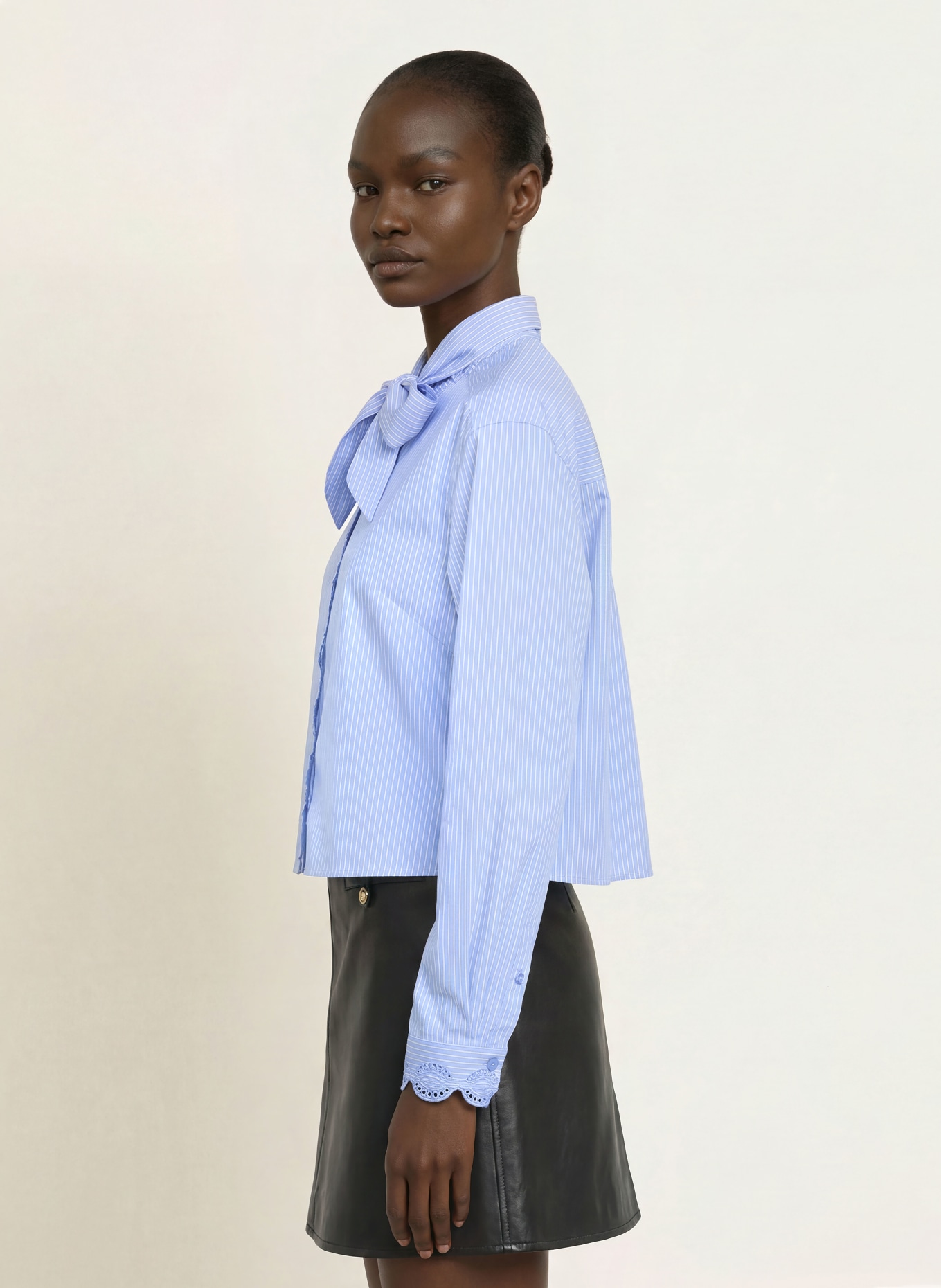 CLAUDIE PIERLOT Bluse mit abnehmbarer Schluppe und Spitze: BLAU / WEISS