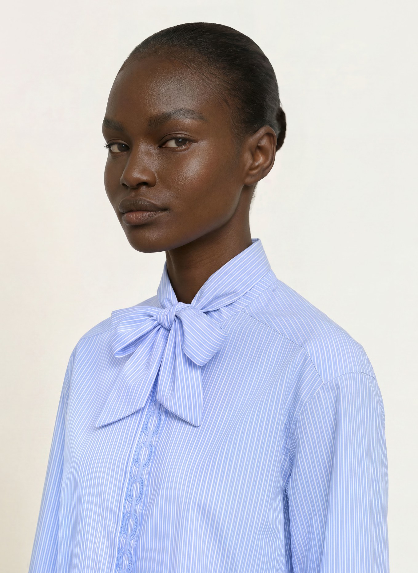CLAUDIE PIERLOT Bluse mit abnehmbarer Schluppe und Spitze: BLAU / WEISS