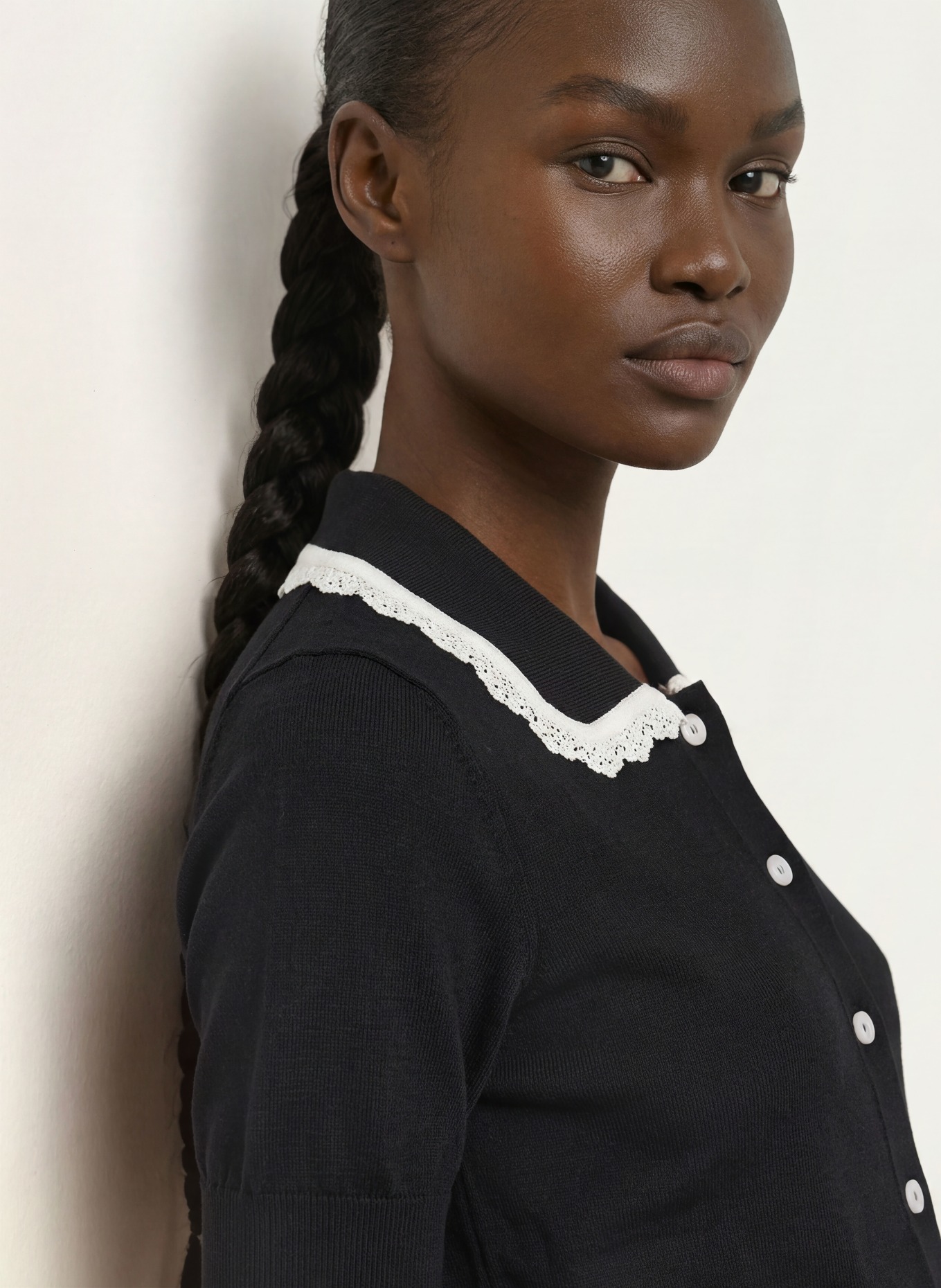CLAUDIE PIERLOT Strickjacke mit Spitze: SCHWARZ / WEISS