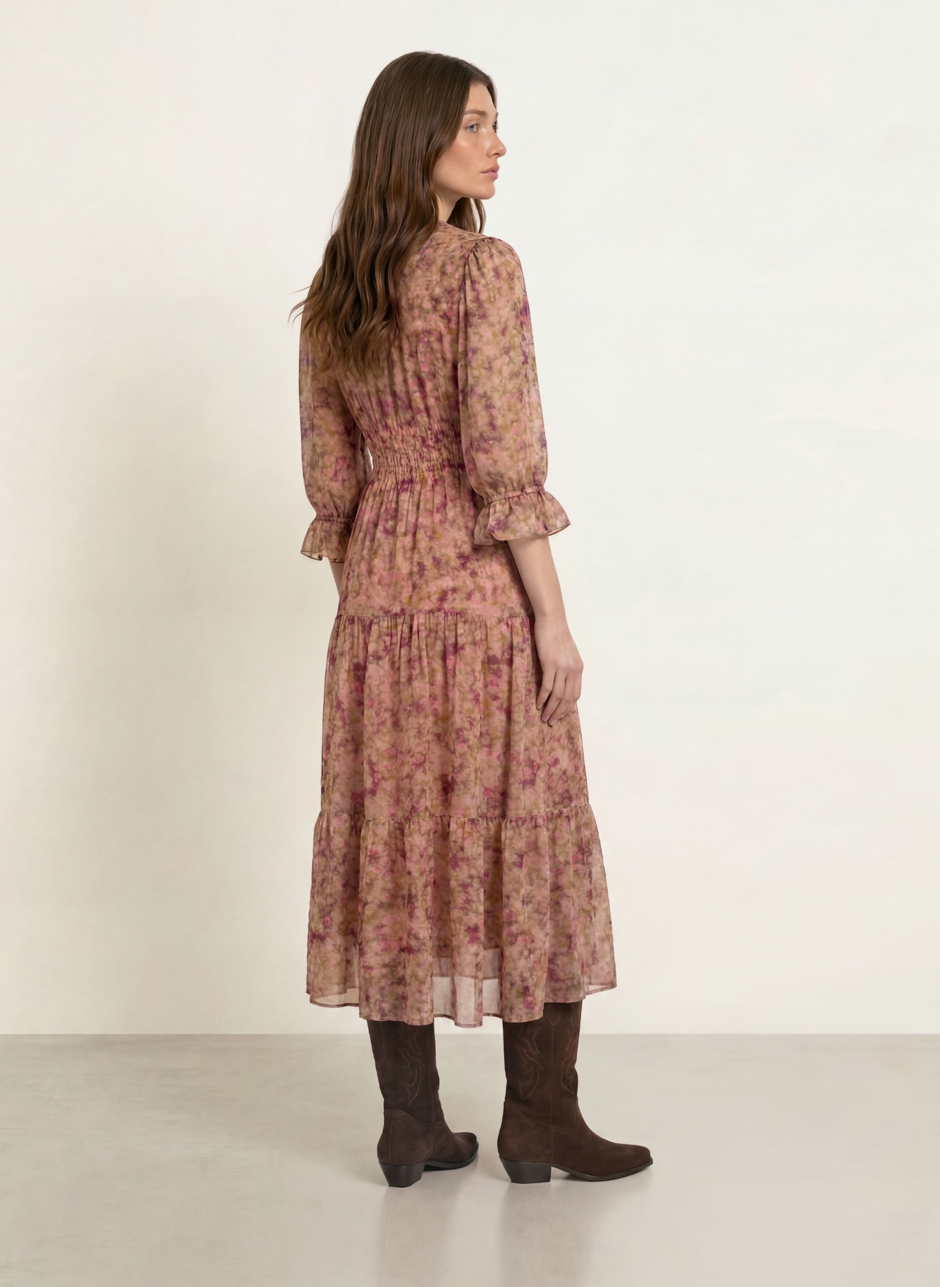 ba&sh Kleid AEMA mit 3/4-Arm und Rüschen: COGNAC / DUNKELBRAUN / PINK