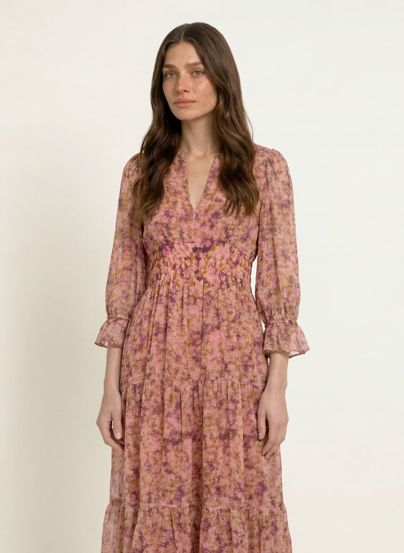 ba&sh Kleid AEMA mit 3/4-Arm und Rüschen: COGNAC / DUNKELBRAUN / PINK