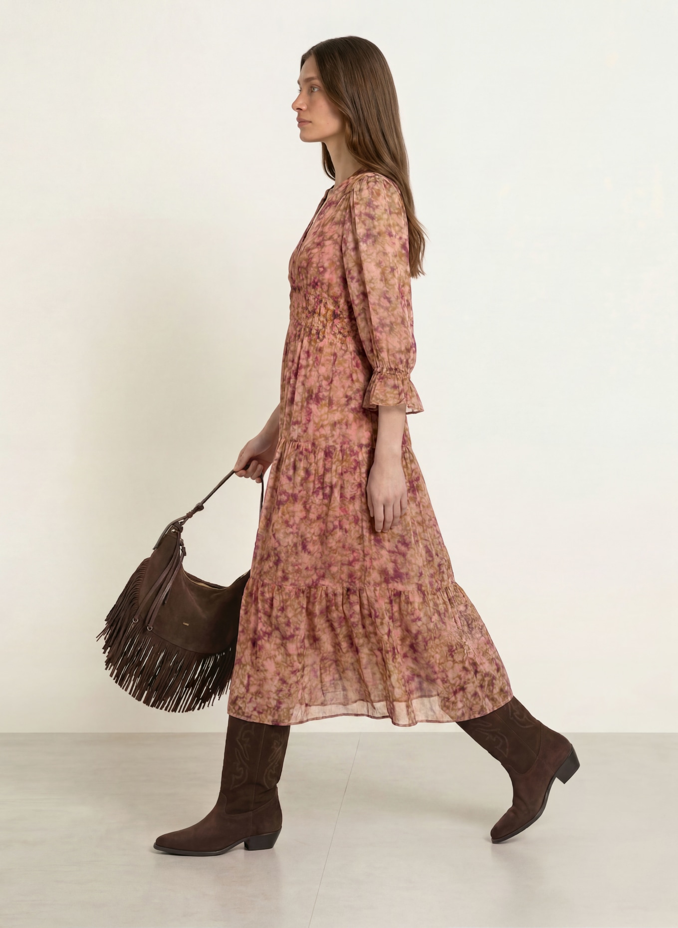 ba&sh Kleid AEMA mit 3/4-Arm und Rüschen: COGNAC / DUNKELBRAUN / PINK
