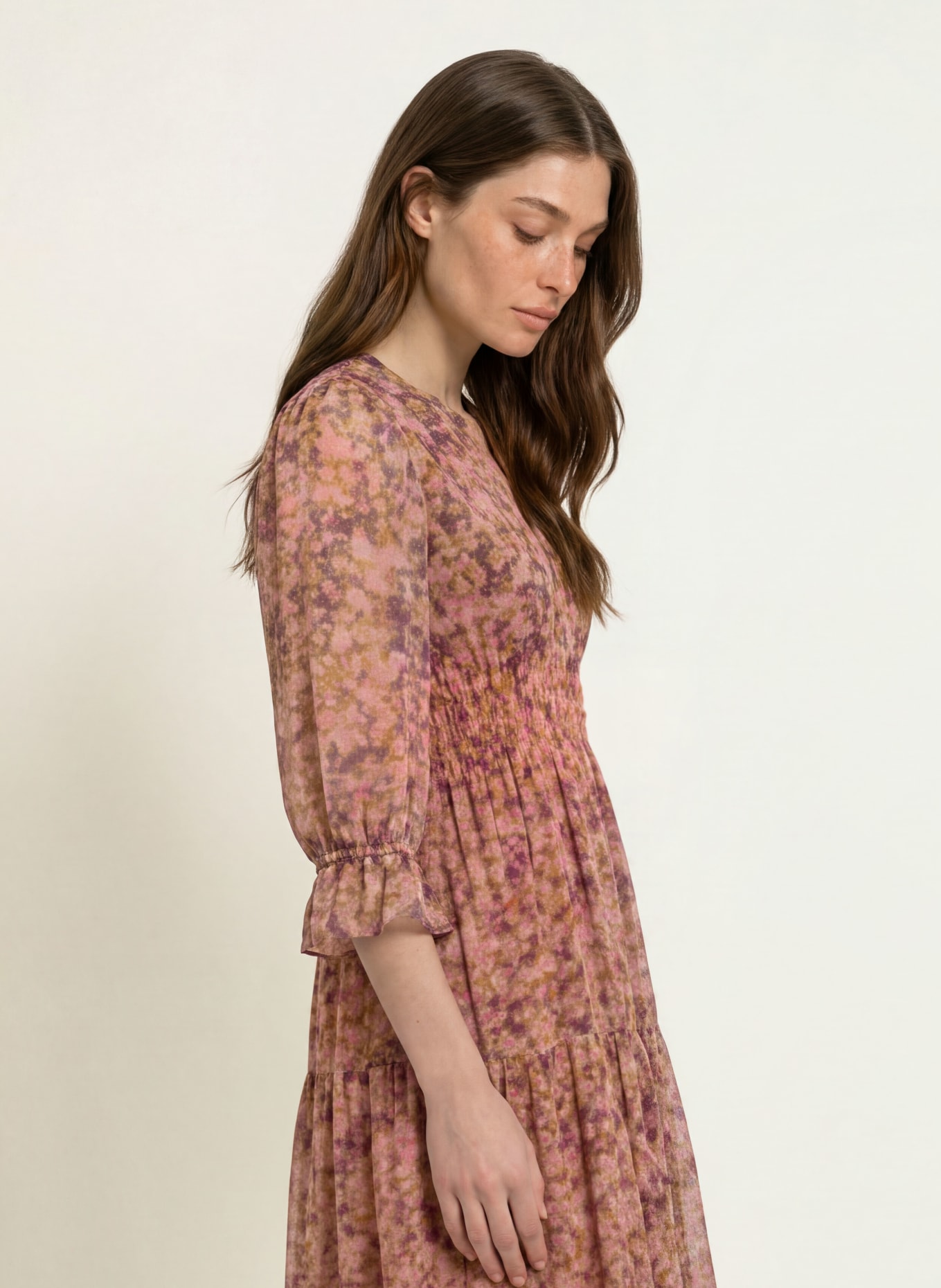 ba&sh Kleid AEMA mit 3/4-Arm und Rüschen: COGNAC / DUNKELBRAUN / PINK