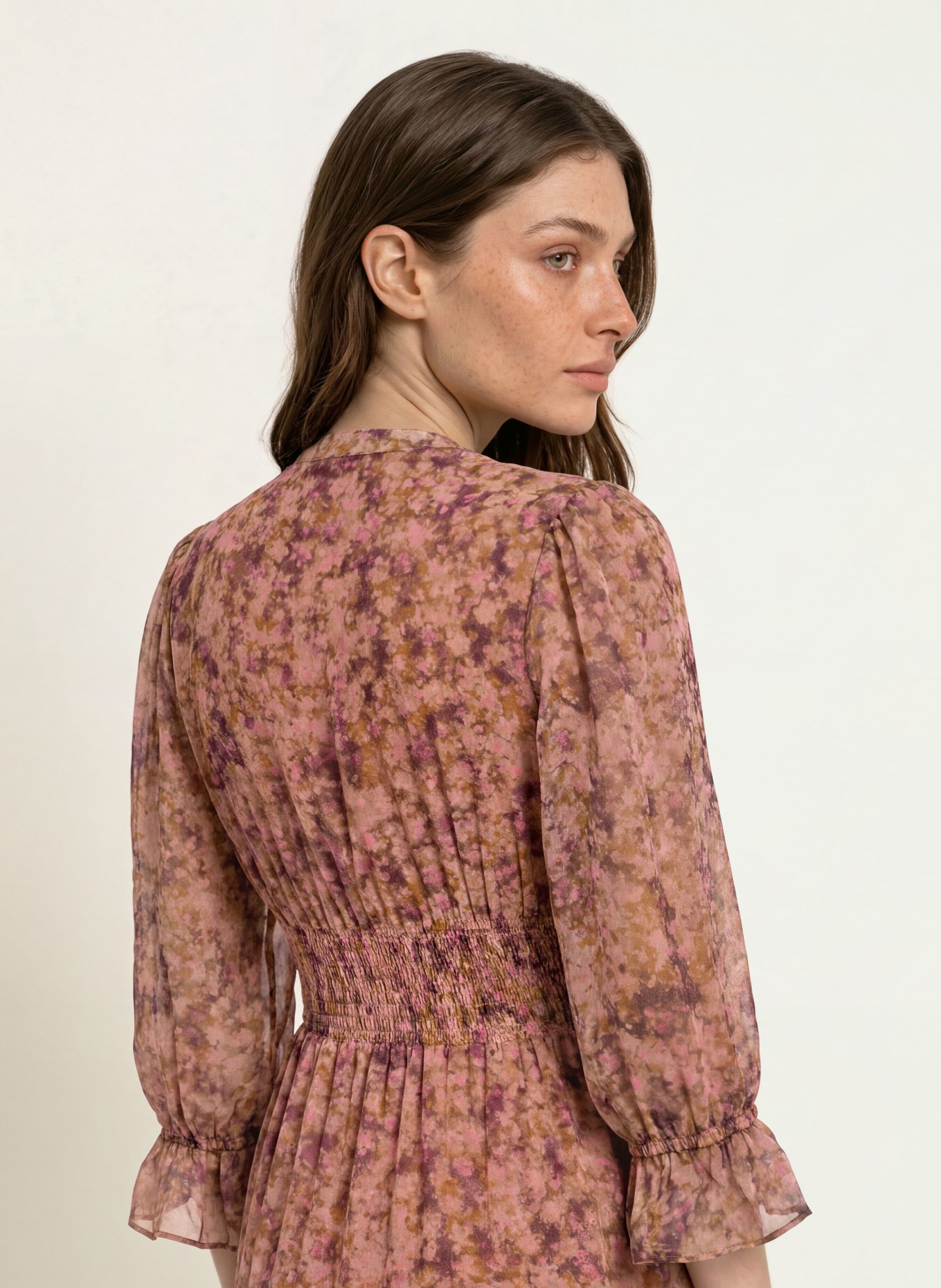 ba&sh Kleid AEMA mit 3/4-Arm und Rüschen: COGNAC / DUNKELBRAUN / PINK