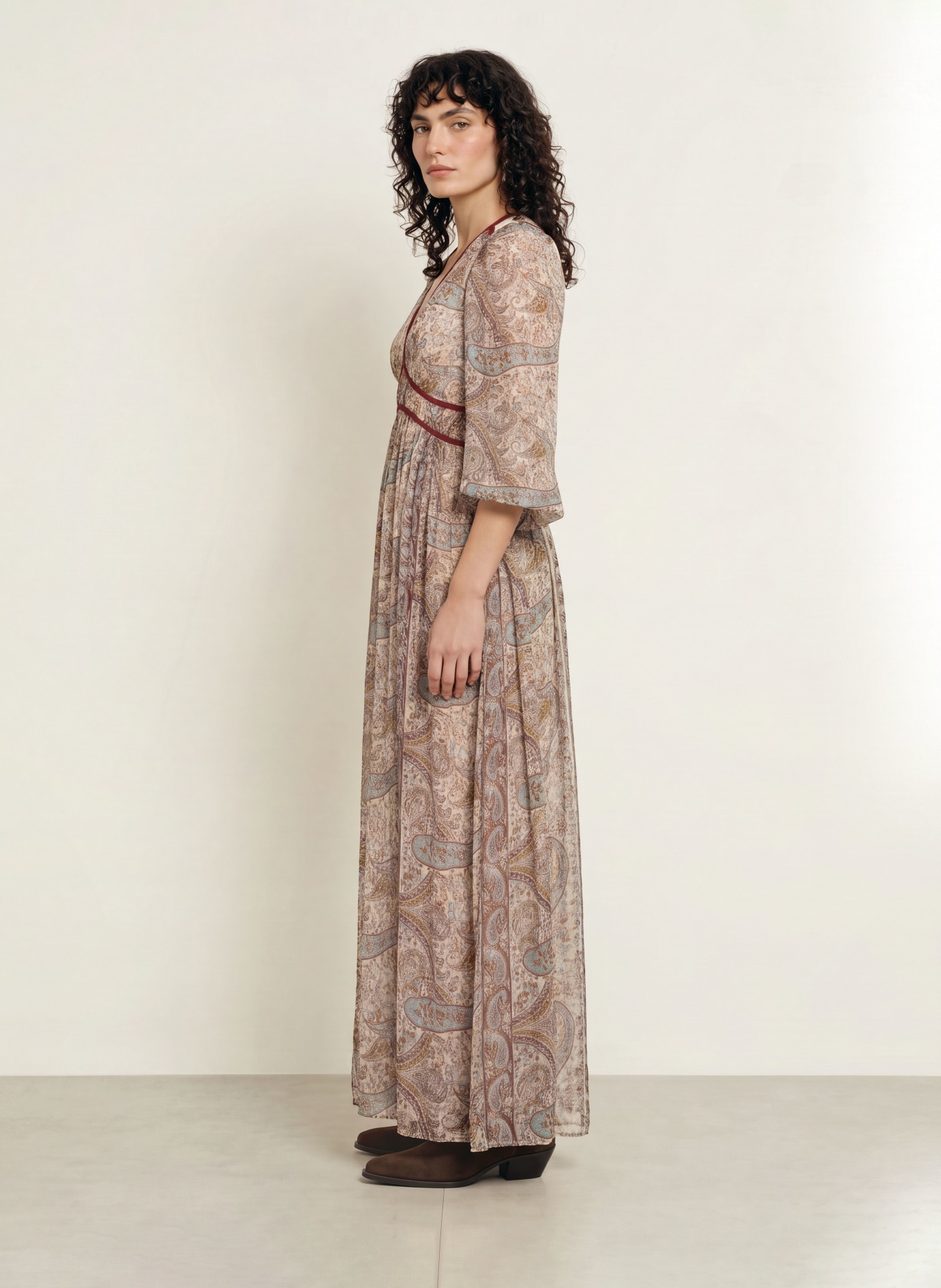 ba&sh Kleid CHANA mit Cut-outs: BLAUGRAU / BRAUN / ECRU