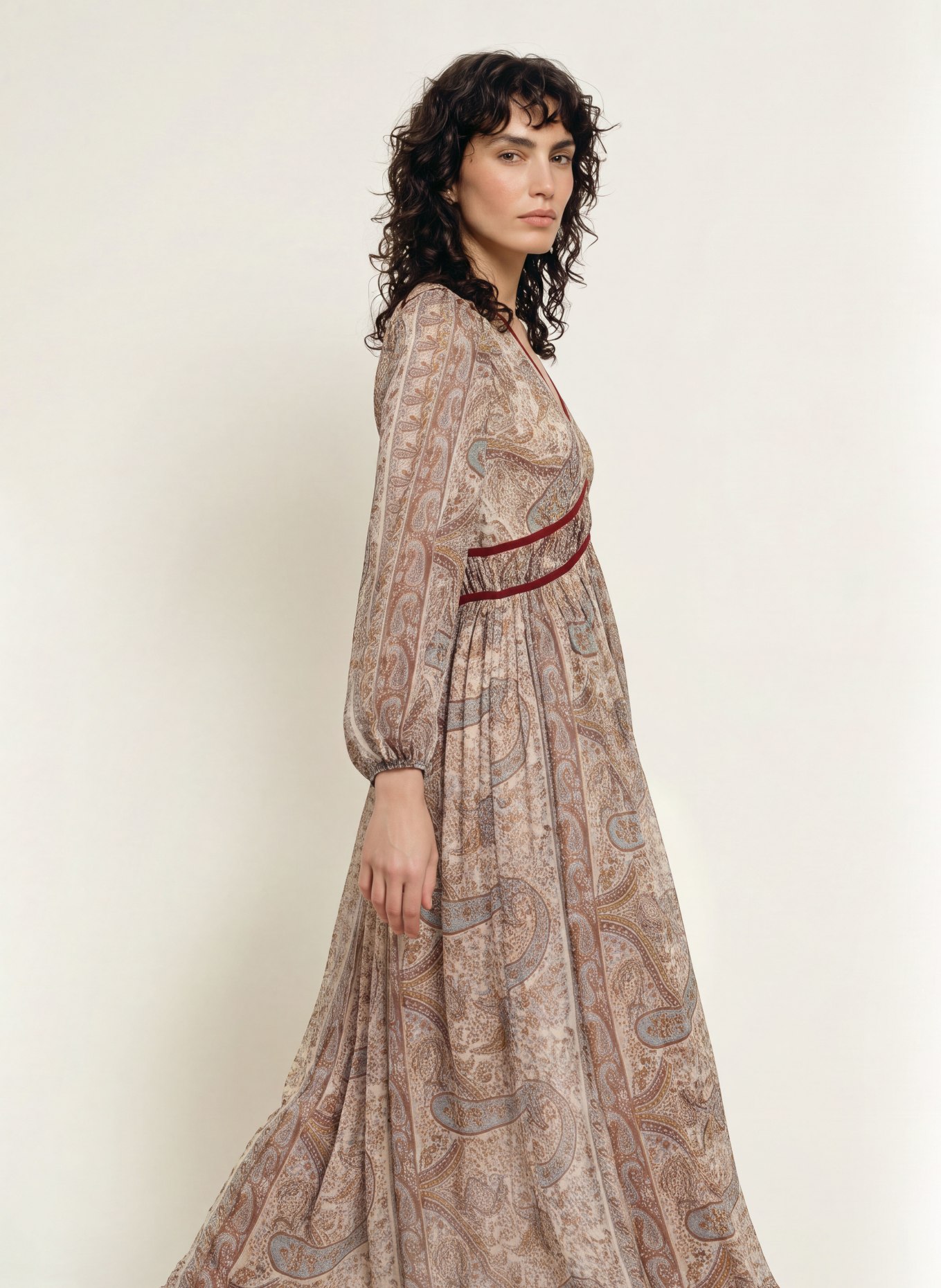 ba&sh Kleid CHANA mit Cut-outs: BLAUGRAU / BRAUN / ECRU