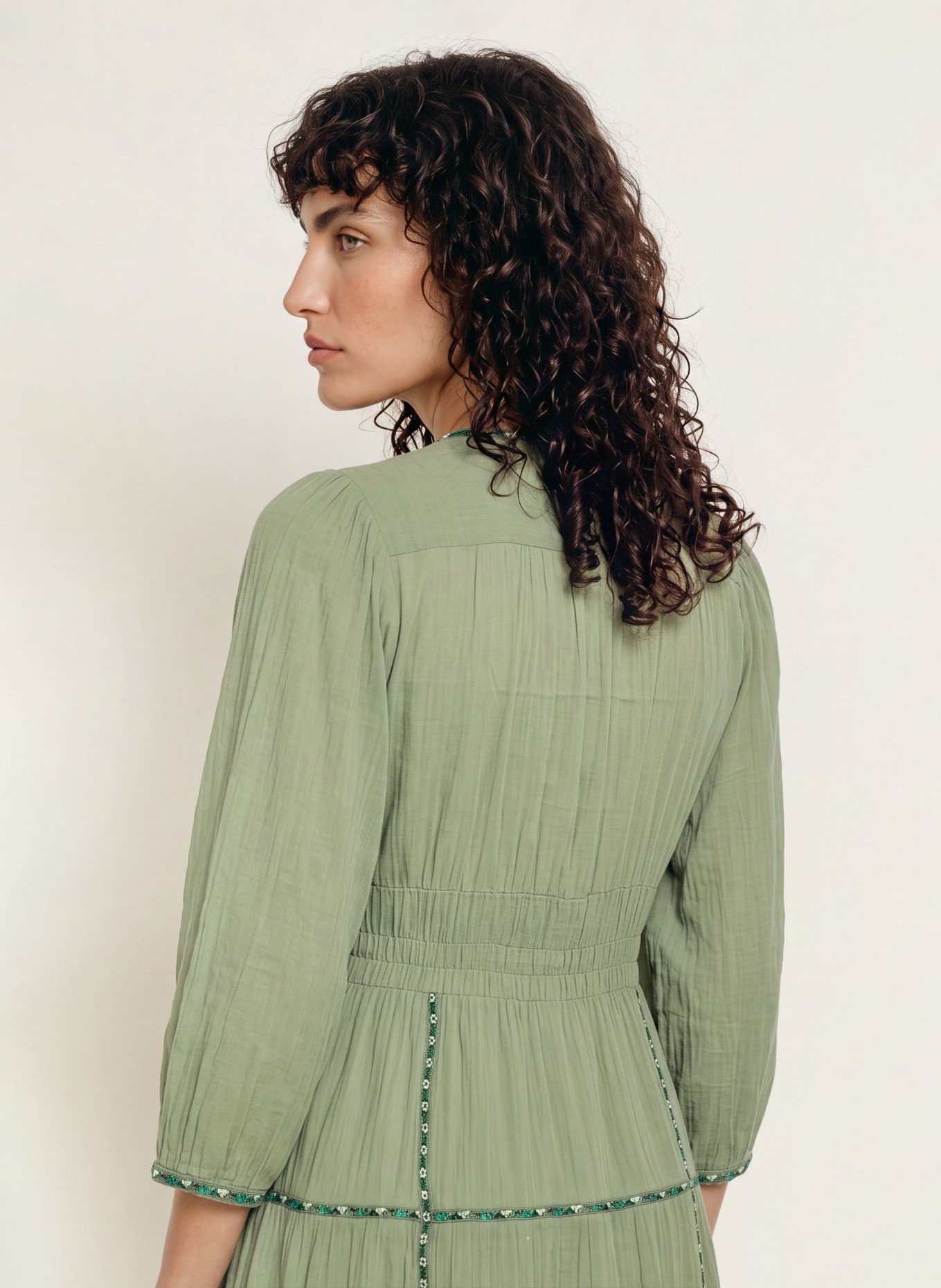 ba&sh Kleid PAHINA mit 3/4-Arm: GRÜN / DUNKELGRÜN / WEISS