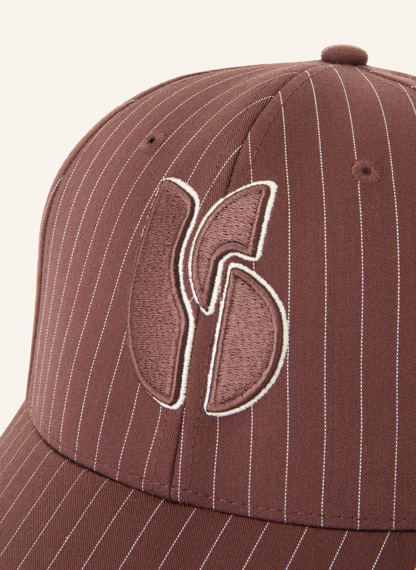 ba&sh Cap HARLOW: TMAVĚ HNĚDÁ / BÍLÁ