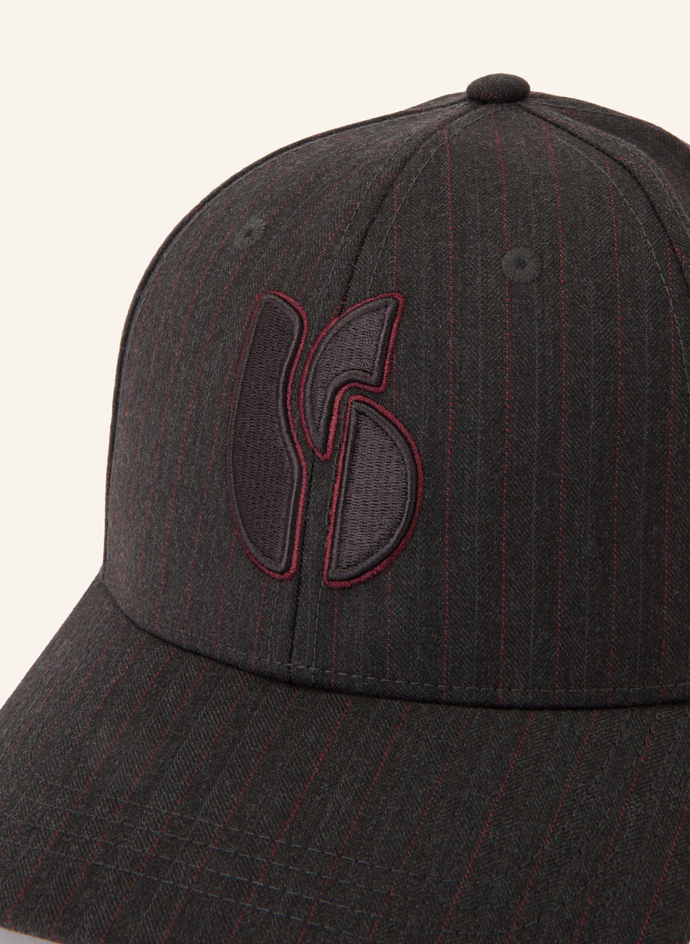 ba&sh Cap HARLOW: TMAVĚ ŠEDÁ / ČERVENÁ