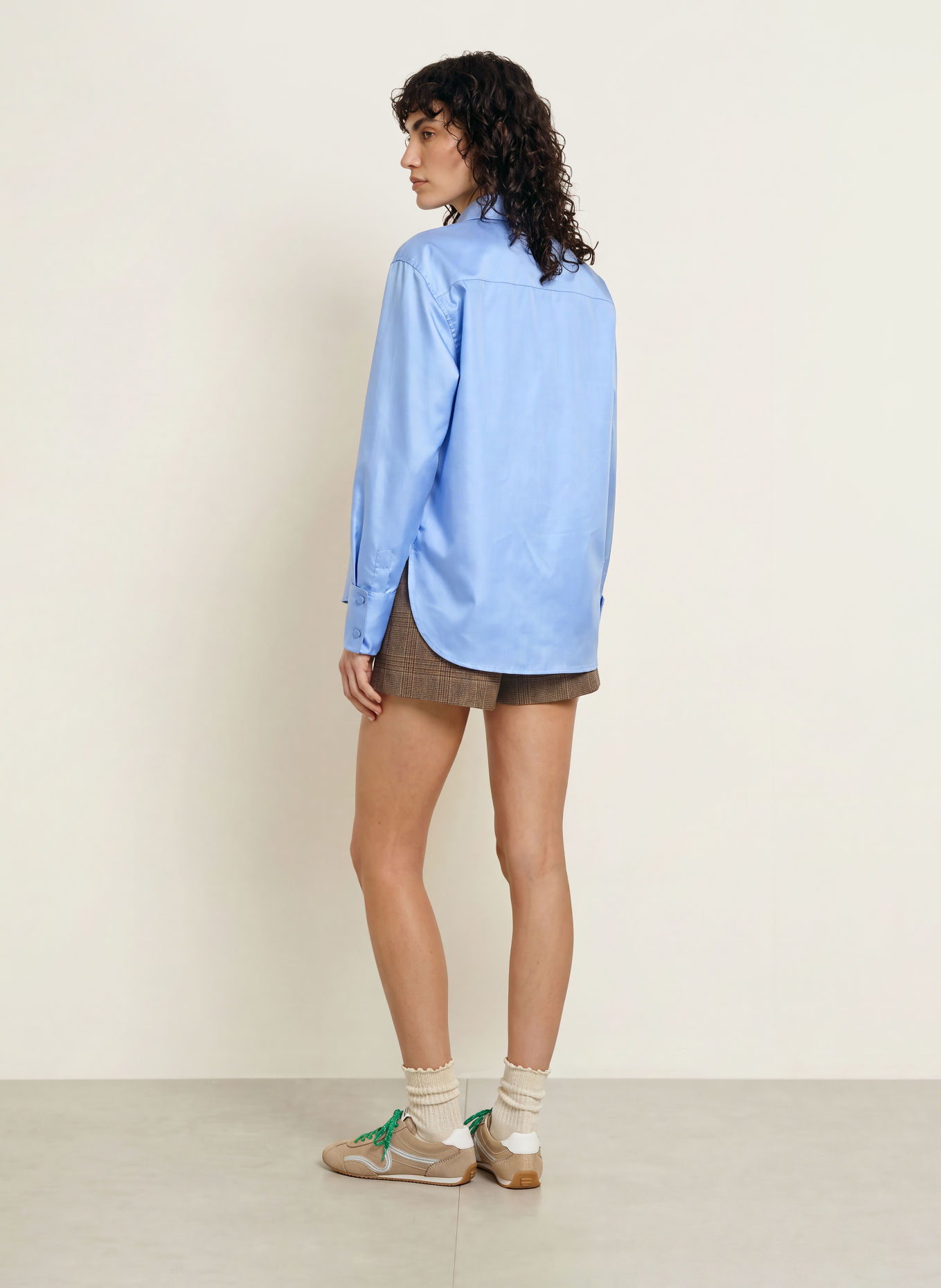 SANDRO Hemdbluse aus Satin mit Schmuckperlen: BLAU