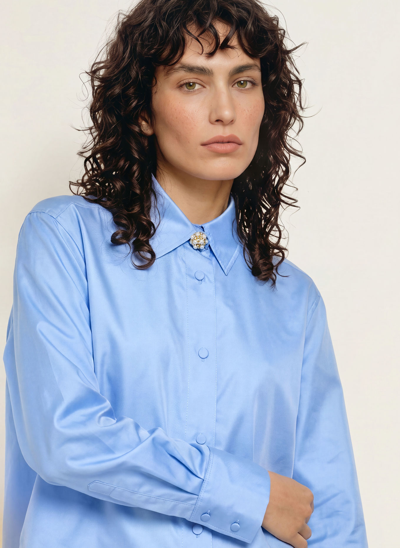 SANDRO Hemdbluse aus Satin mit Schmuckperlen: BLAU