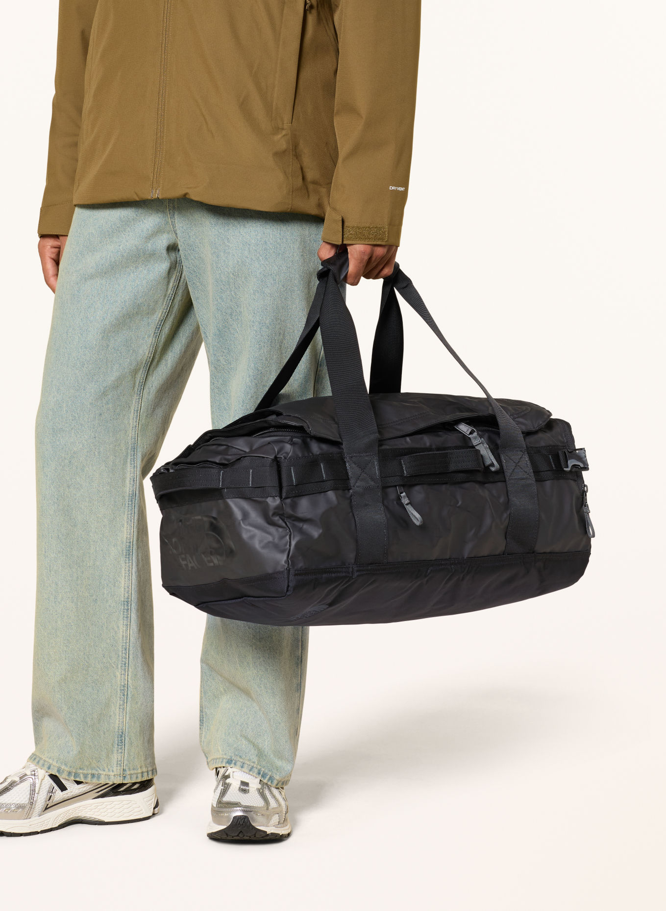 THE NORTH FACE Ryggsäck BASE CAMP VOYAGER 42 l med laptopfack: SVART