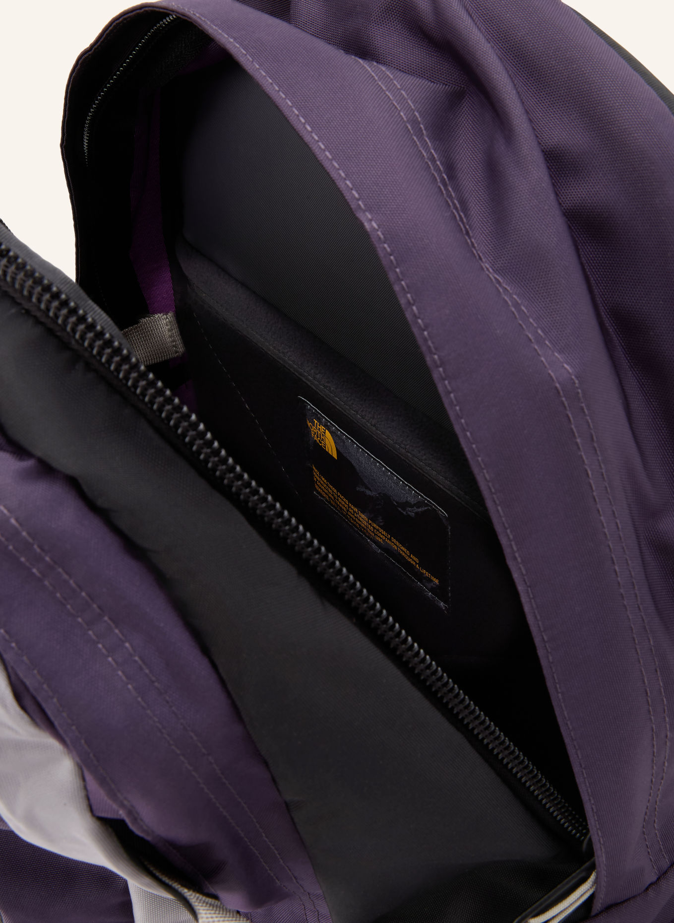 THE NORTH FACE Rugzak HOT SHOT 30 l met laptopvak: DONKERPAARS / GRIJS / ZWART