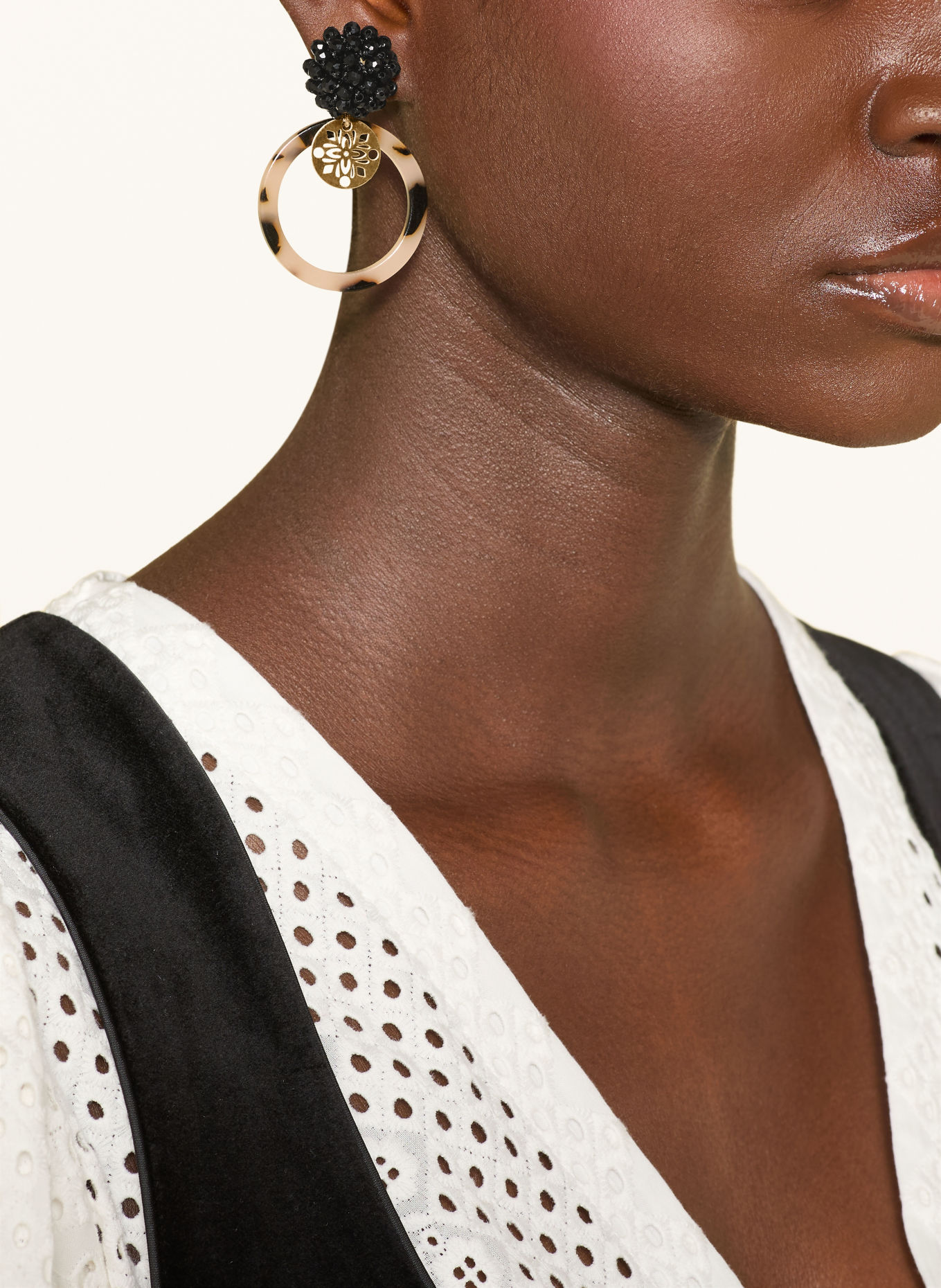 Seenberg Dangle earrings: GOLD / BEIGE / BLACK