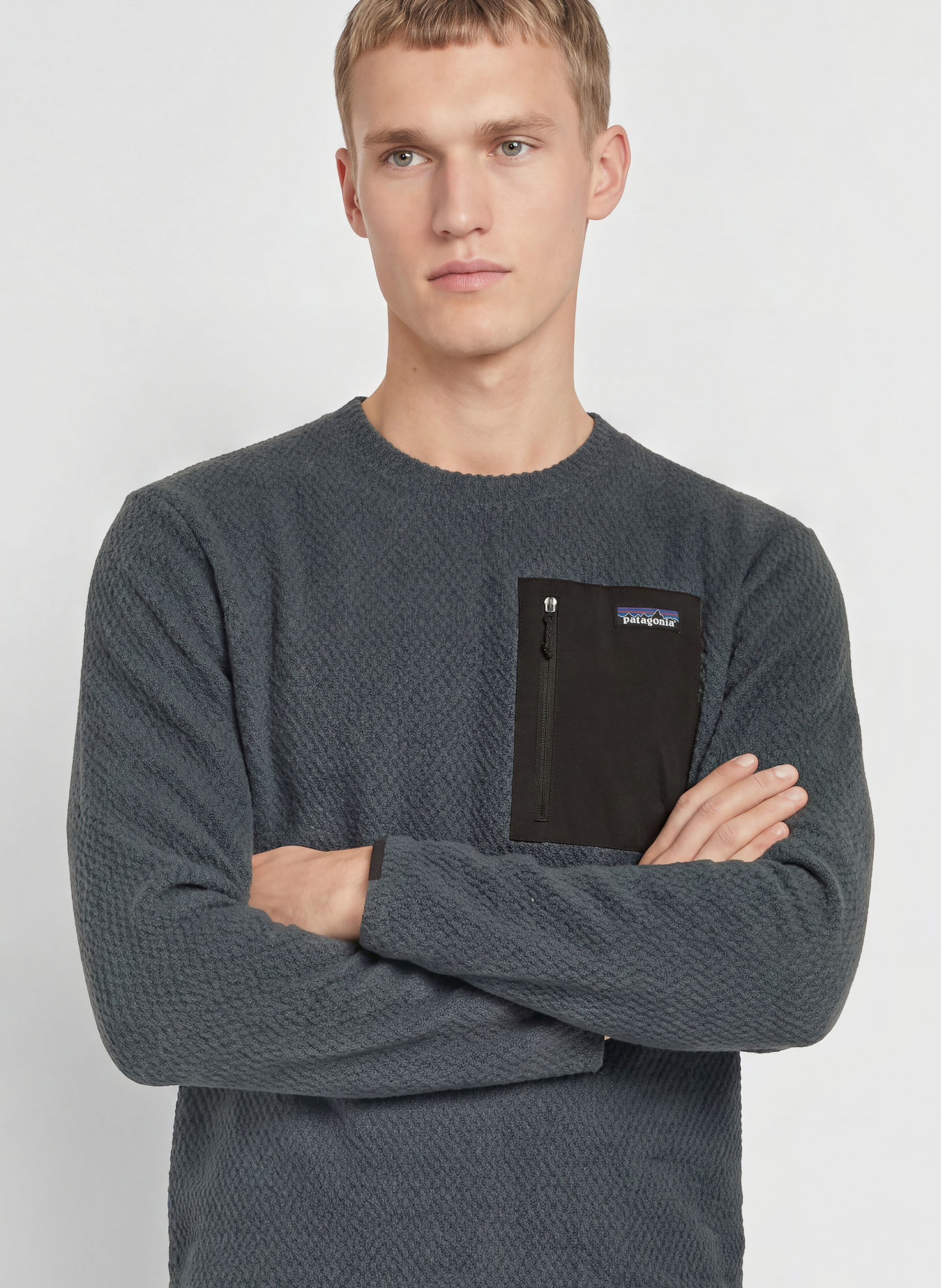 patagonia Fleecový svetr R1® AIR: TMAVĚ MODRÁ / ČERNÁ