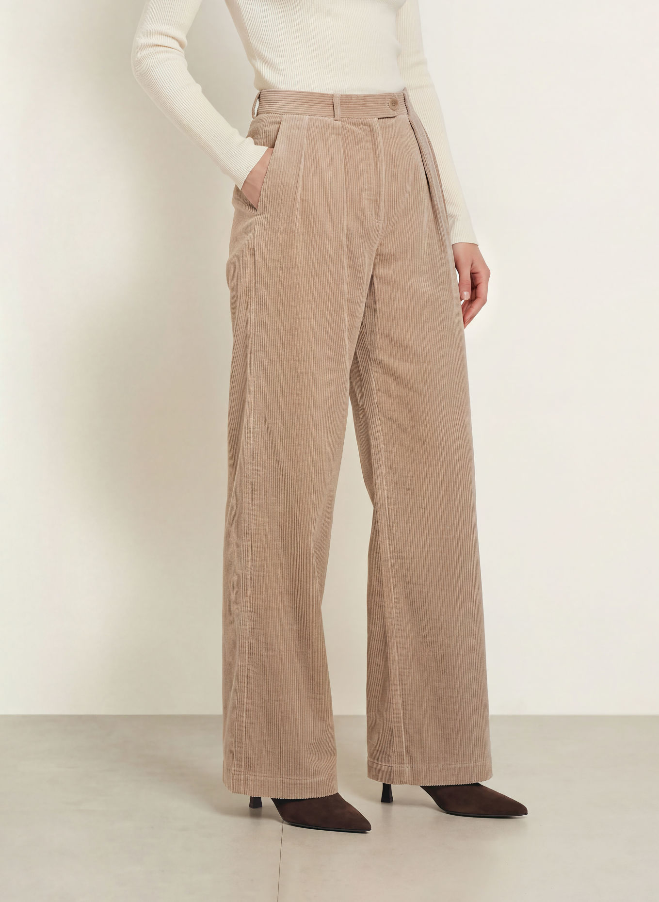 MRS & HUGS Marlene-byxor i corduroy: TAUPE