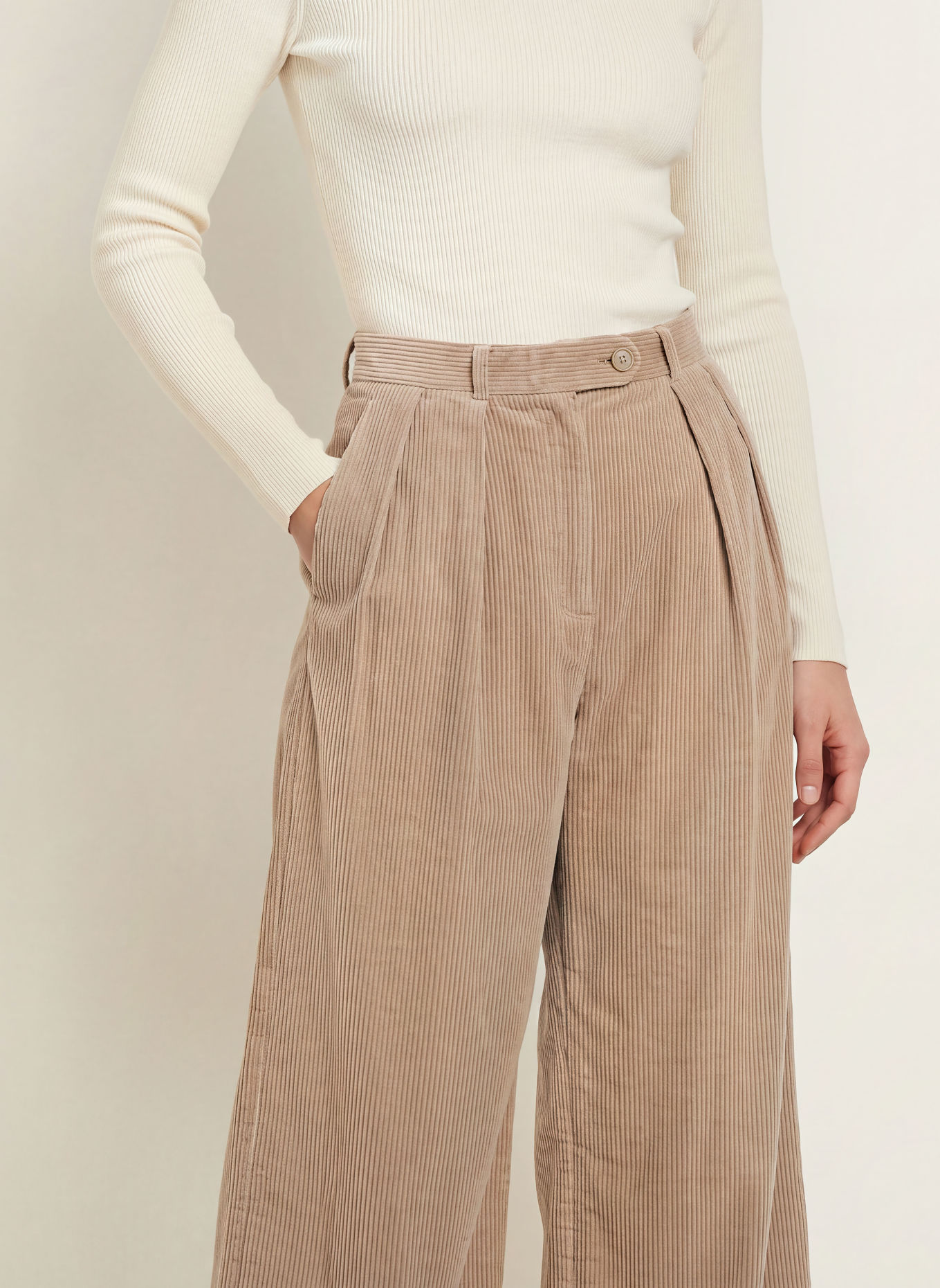 MRS & HUGS Marlene-byxor i corduroy: TAUPE