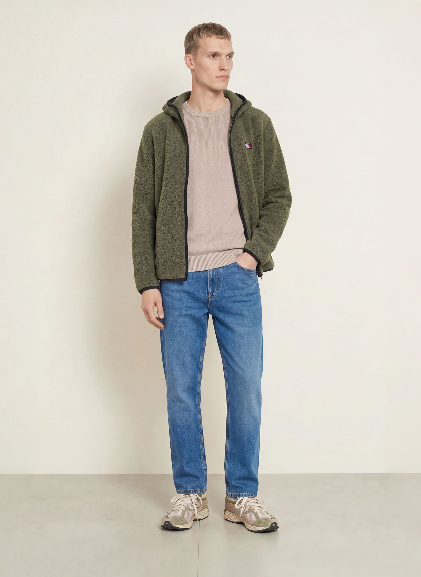 TOMMY JEANS Svetr: SVĚTLE ŠEDÁ