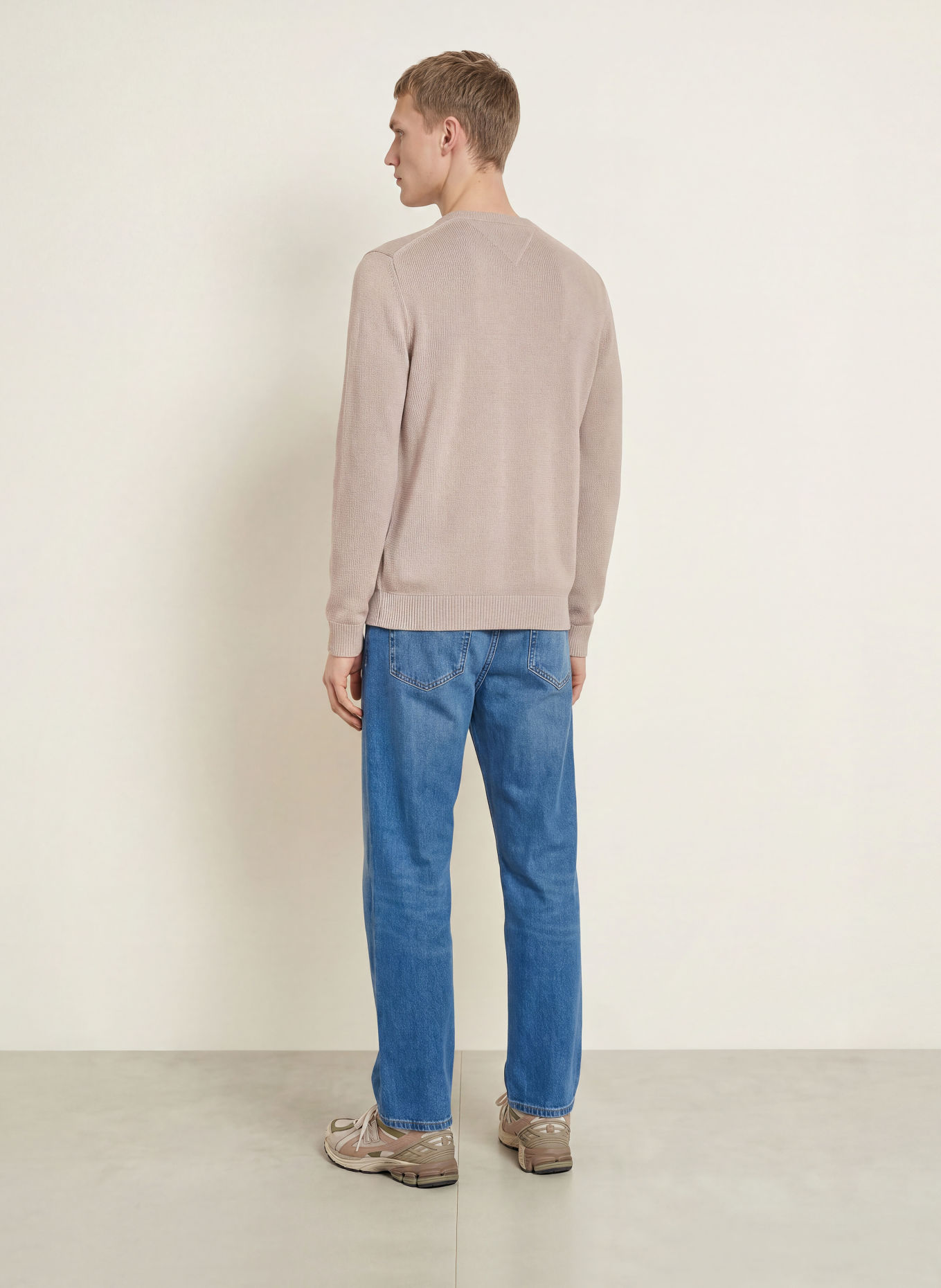 TOMMY JEANS Svetr: SVĚTLE ŠEDÁ