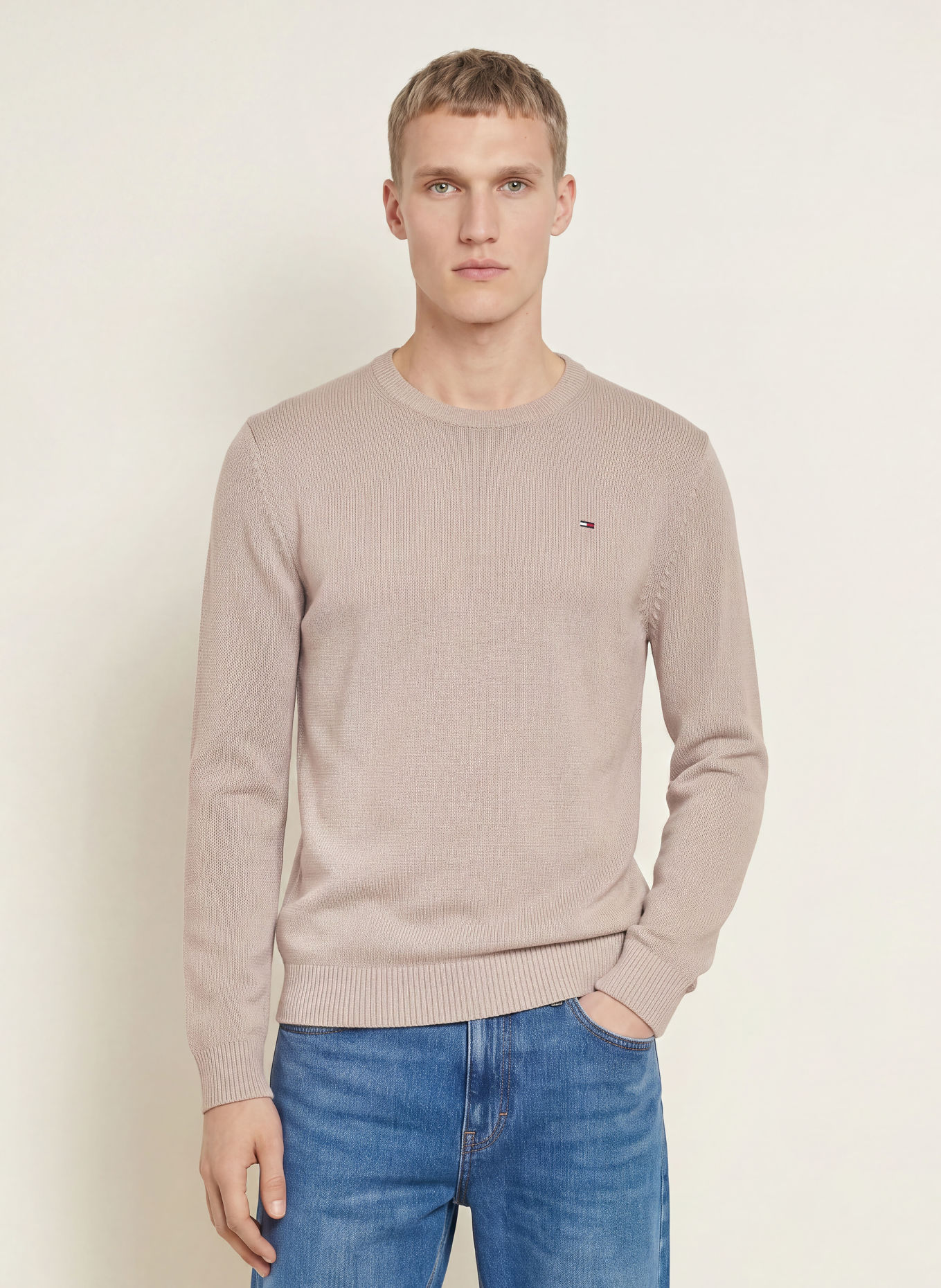 TOMMY JEANS Svetr: SVĚTLE ŠEDÁ