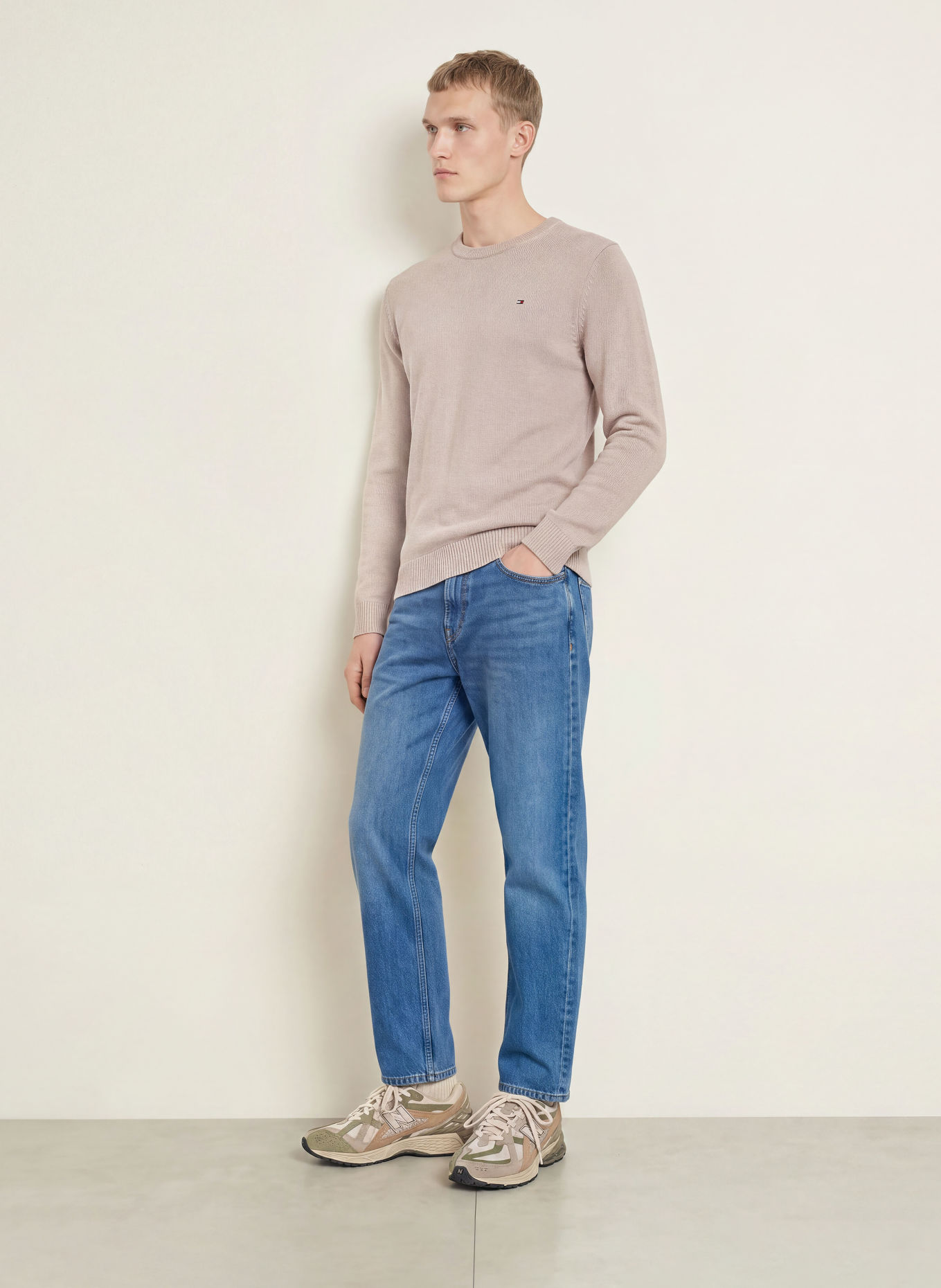 TOMMY JEANS Svetr: SVĚTLE ŠEDÁ