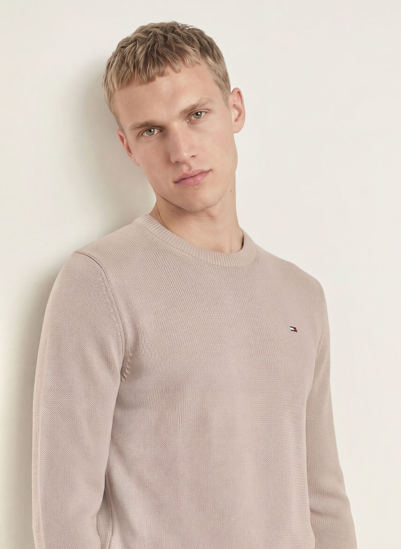 TOMMY JEANS Svetr: SVĚTLE ŠEDÁ