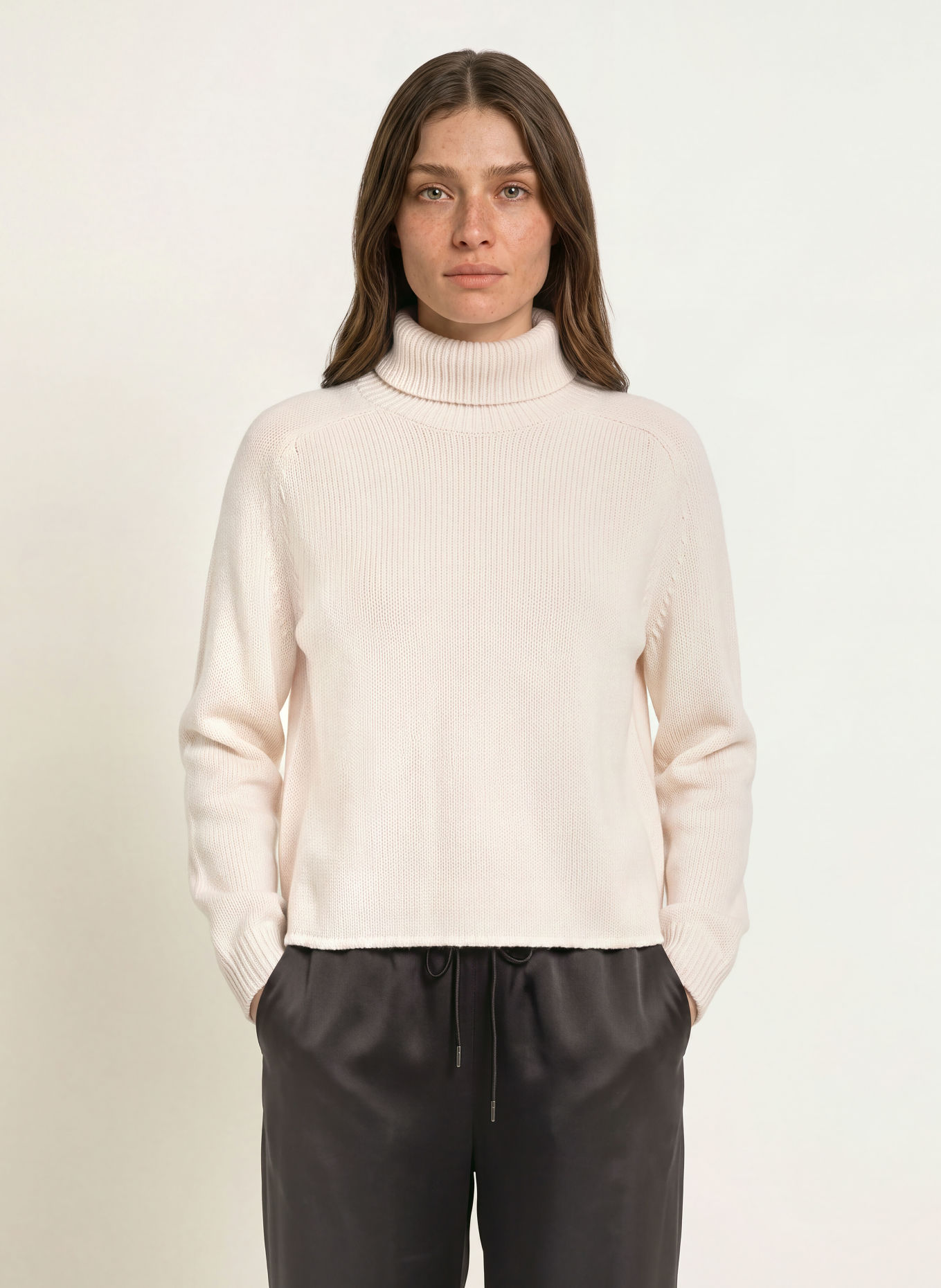 Juvia Pulover cu guler rulat RIKE: CREM