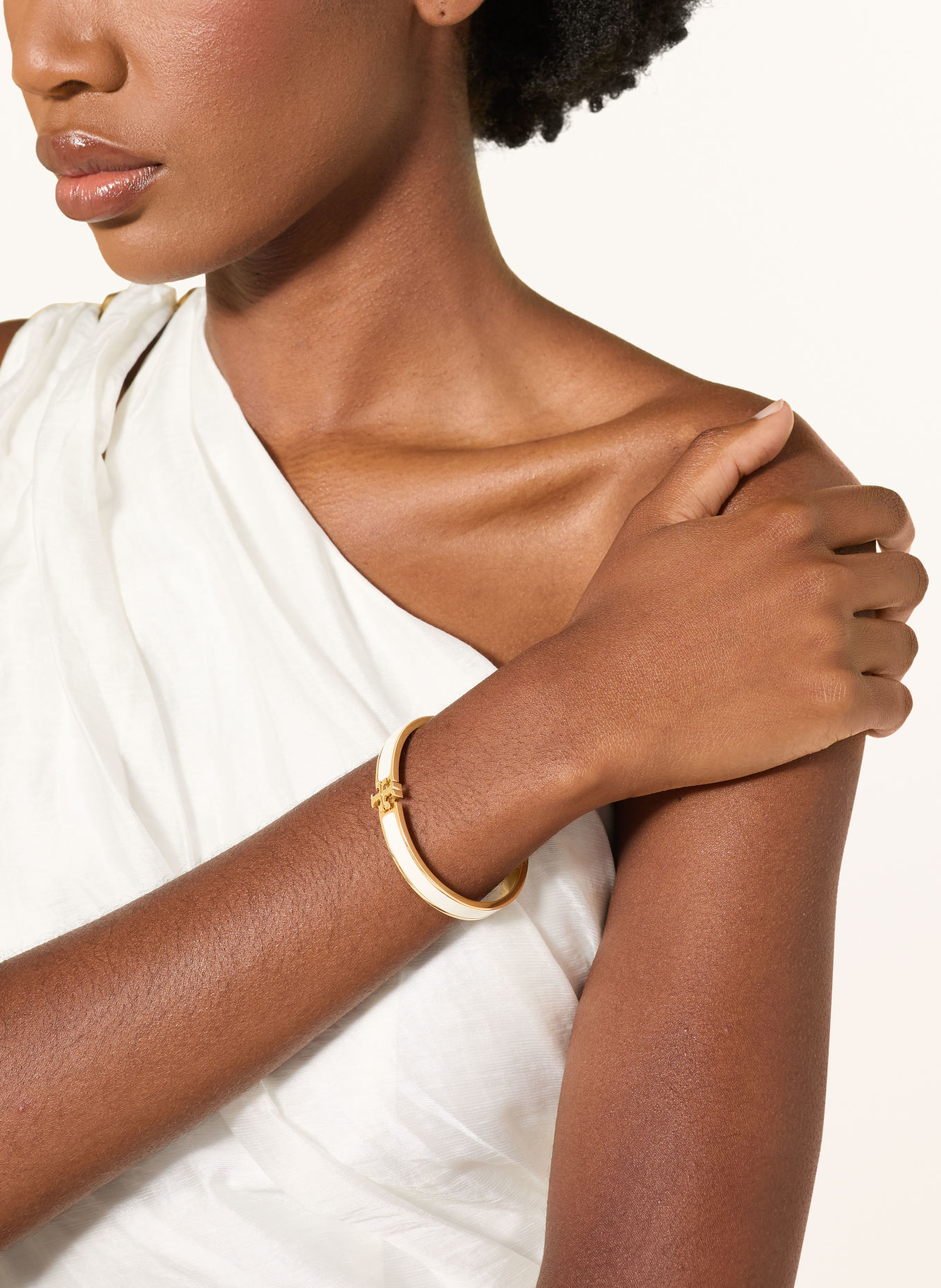 TORY BURCH Armring KIRA: GULD / VIT