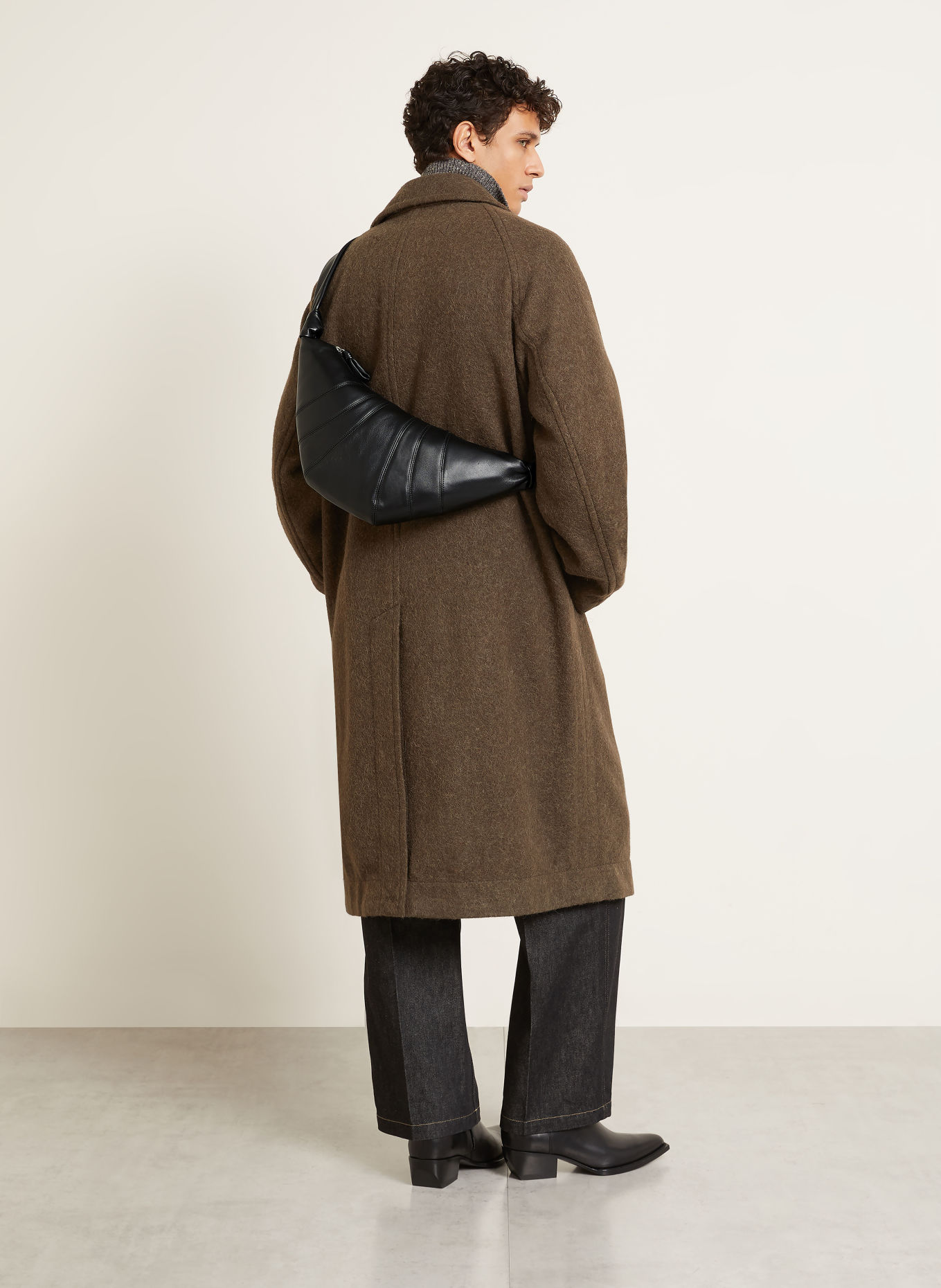 LEMAIRE Skuldertaske CROISSANT MEDIUM: SORT