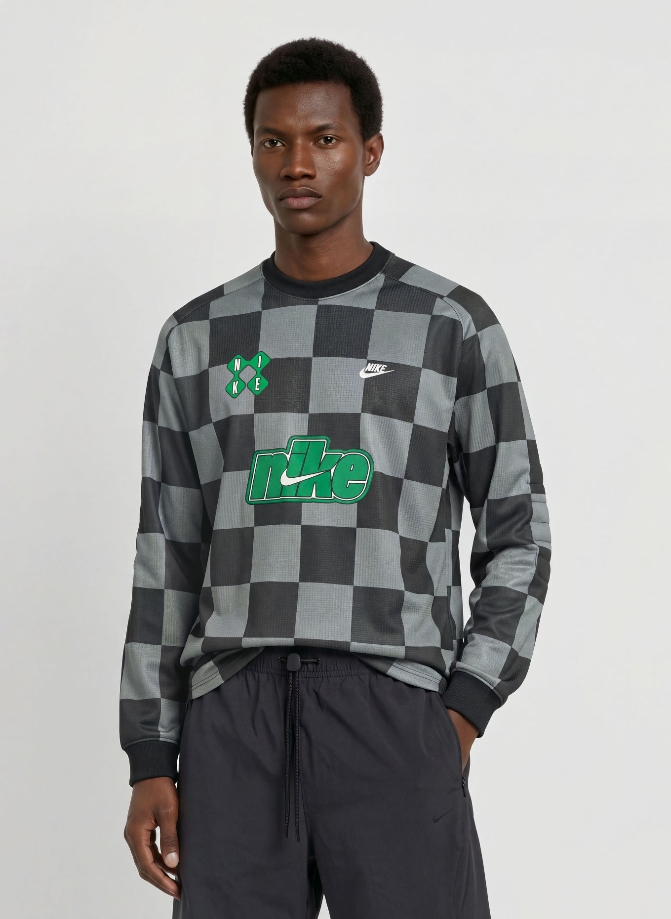 Nike Longsleeve SPORTSWEAR CLUB: DONKERGRIJS / GROEN / ZWART