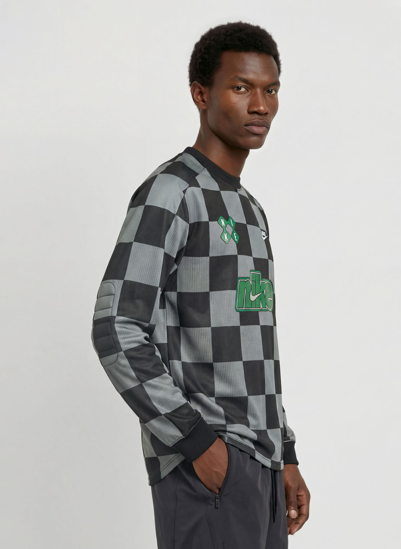 Nike Longsleeve SPORTSWEAR CLUB: DONKERGRIJS / GROEN / ZWART