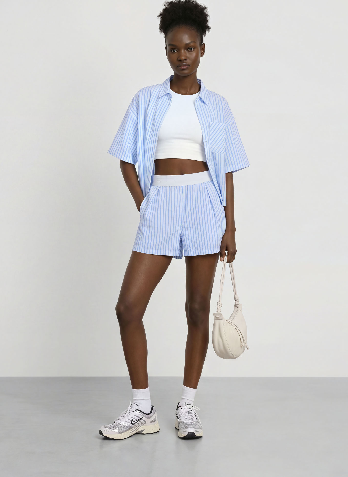 Nike Shorts SPORTSWEAR CHILL POPLIN: HELLBLAU / WEISS