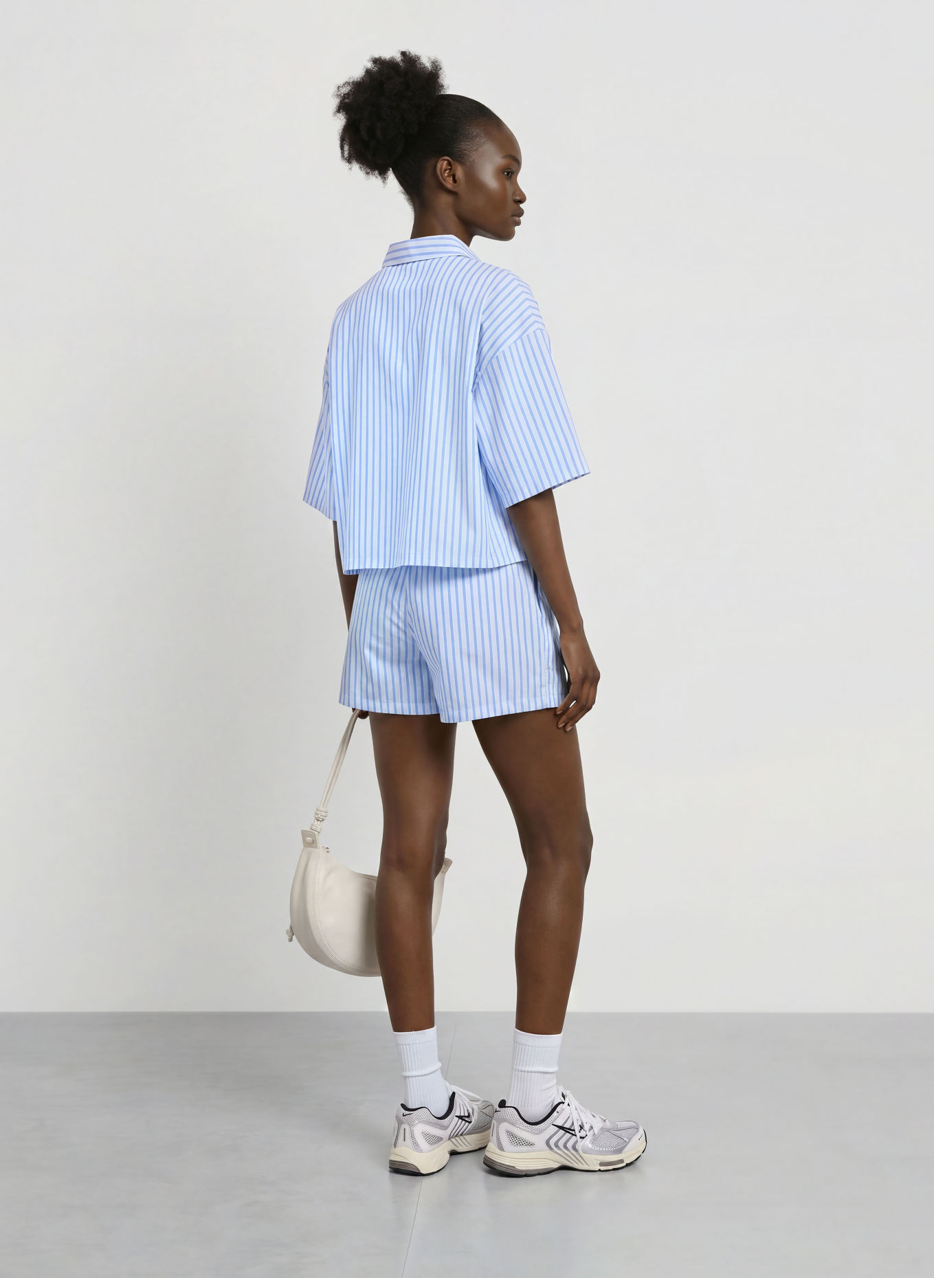 Nike Shorts SPORTSWEAR CHILL POPLIN: HELLBLAU / WEISS