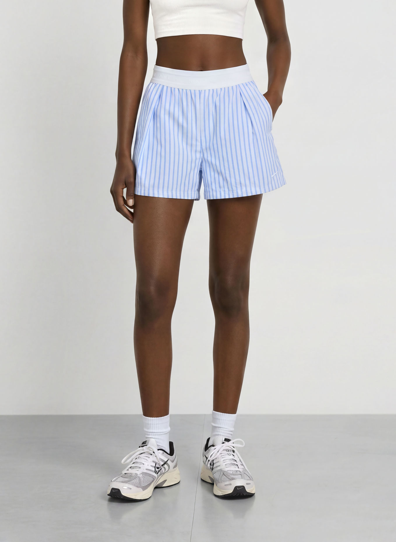 Nike Shorts SPORTSWEAR CHILL POPLIN: HELLBLAU / WEISS
