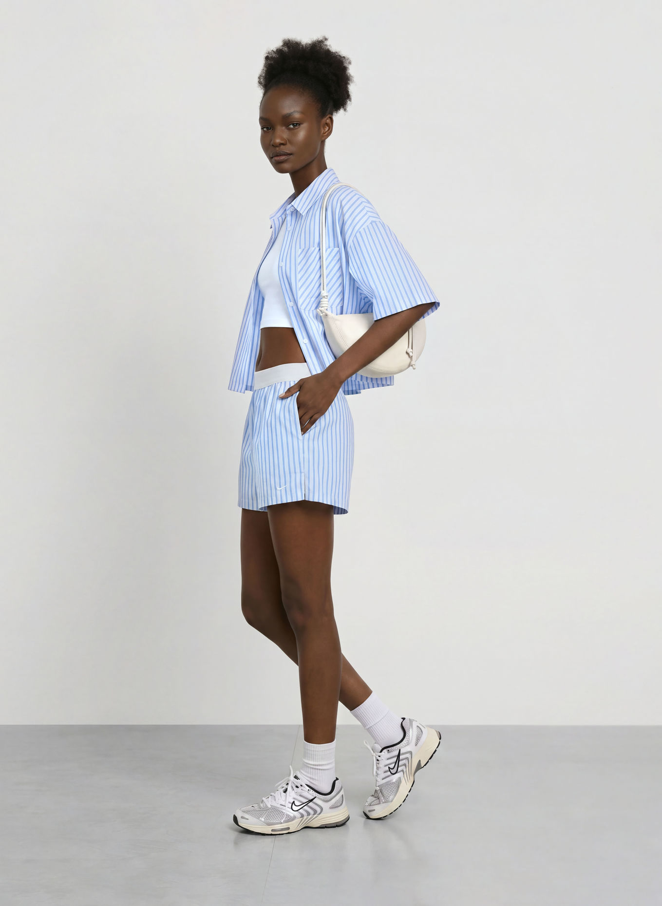 Nike Shorts SPORTSWEAR CHILL POPLIN: HELLBLAU / WEISS