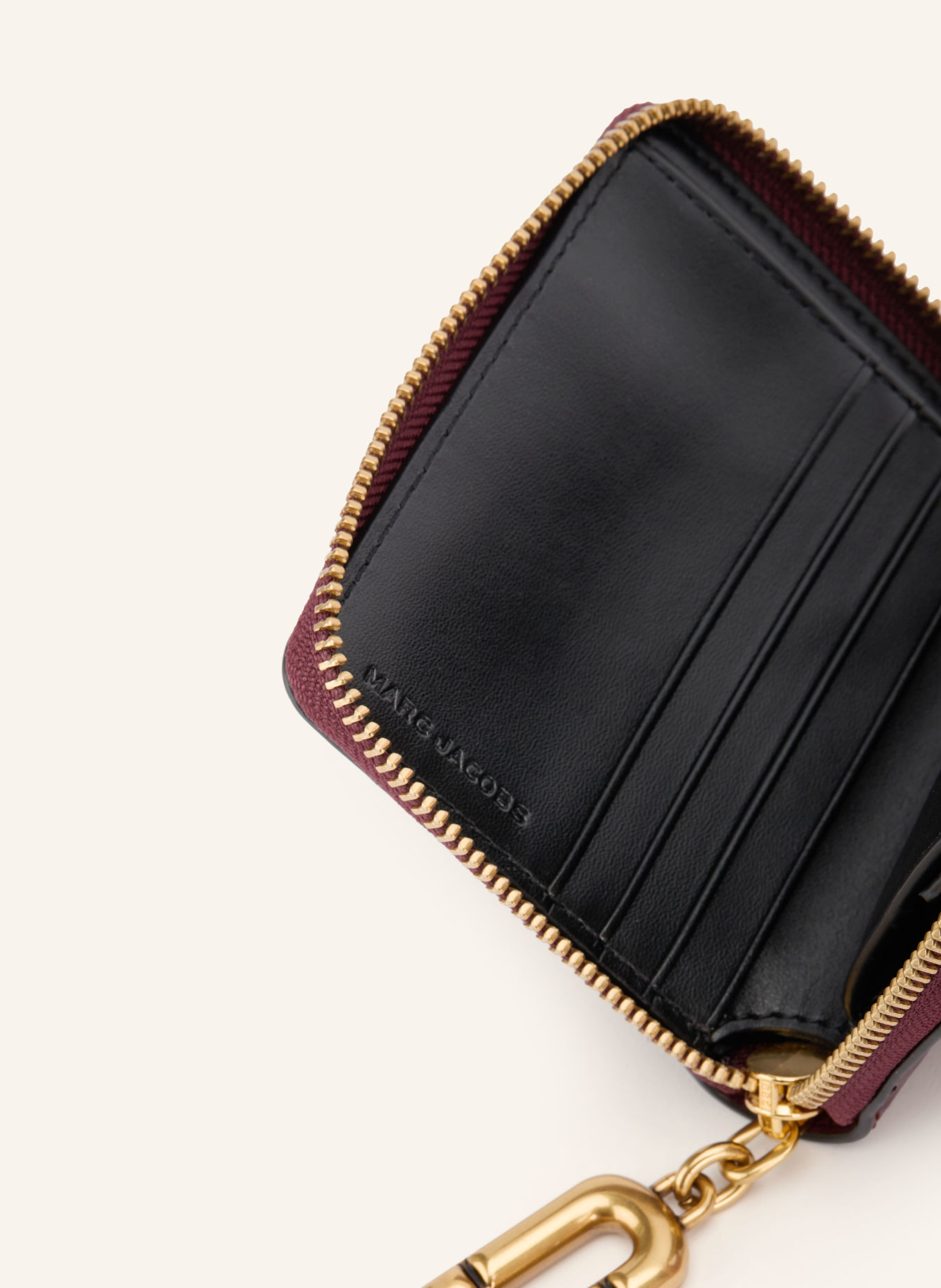MARC JACOBS Portemonnee THE SCENE SLIM COMPACT WALLET: DONKERROOD / GOUD