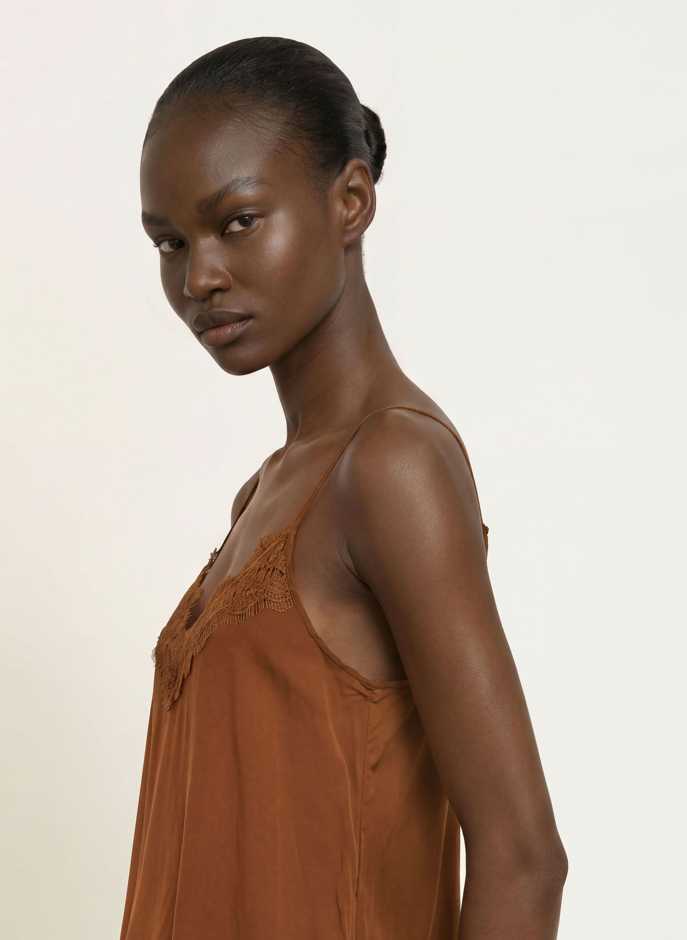 OH APRIL Satijnen top TAMI met kant: MARRON FONCÉ