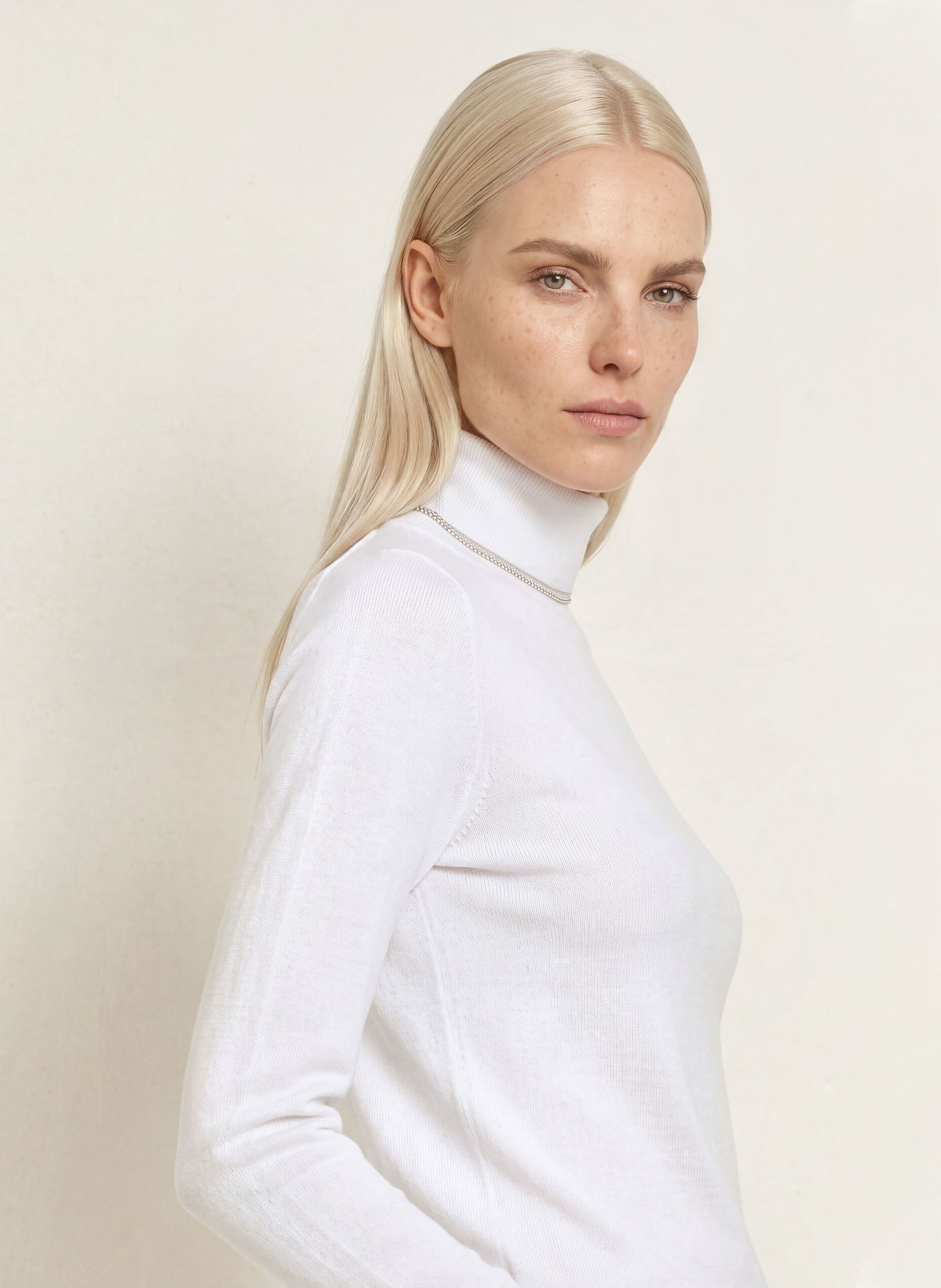 LIU JO Rollkragenpullover mit Glitzergarn und Schmucksteinen: WEISS / TAUPE
